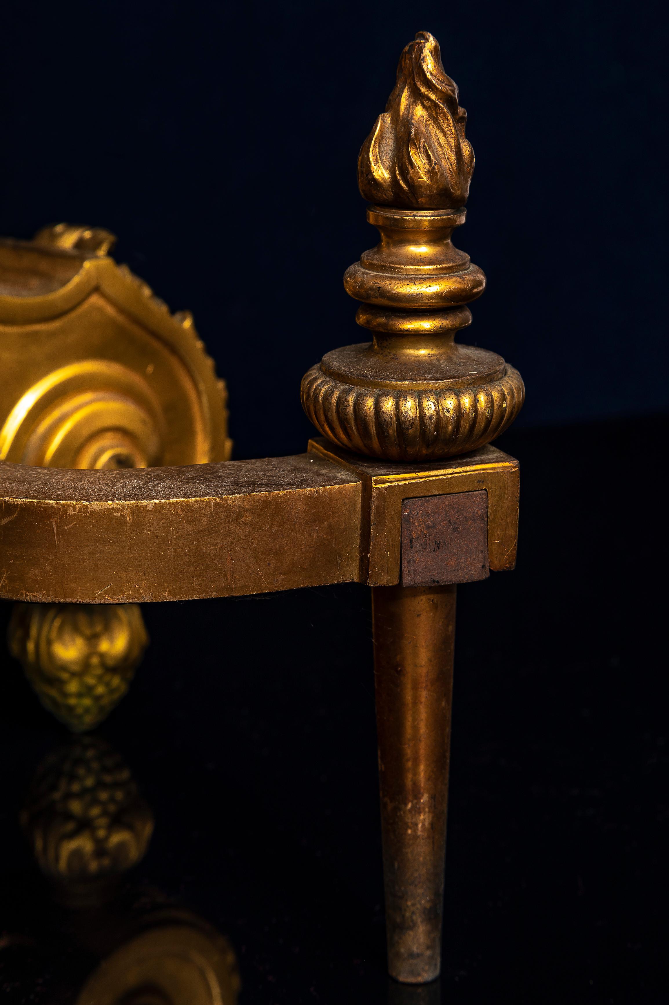 Ein großes Paar Ormolu-Chenets/Andirons im Stil Ludwigs XVI. des 19. im Angebot 8