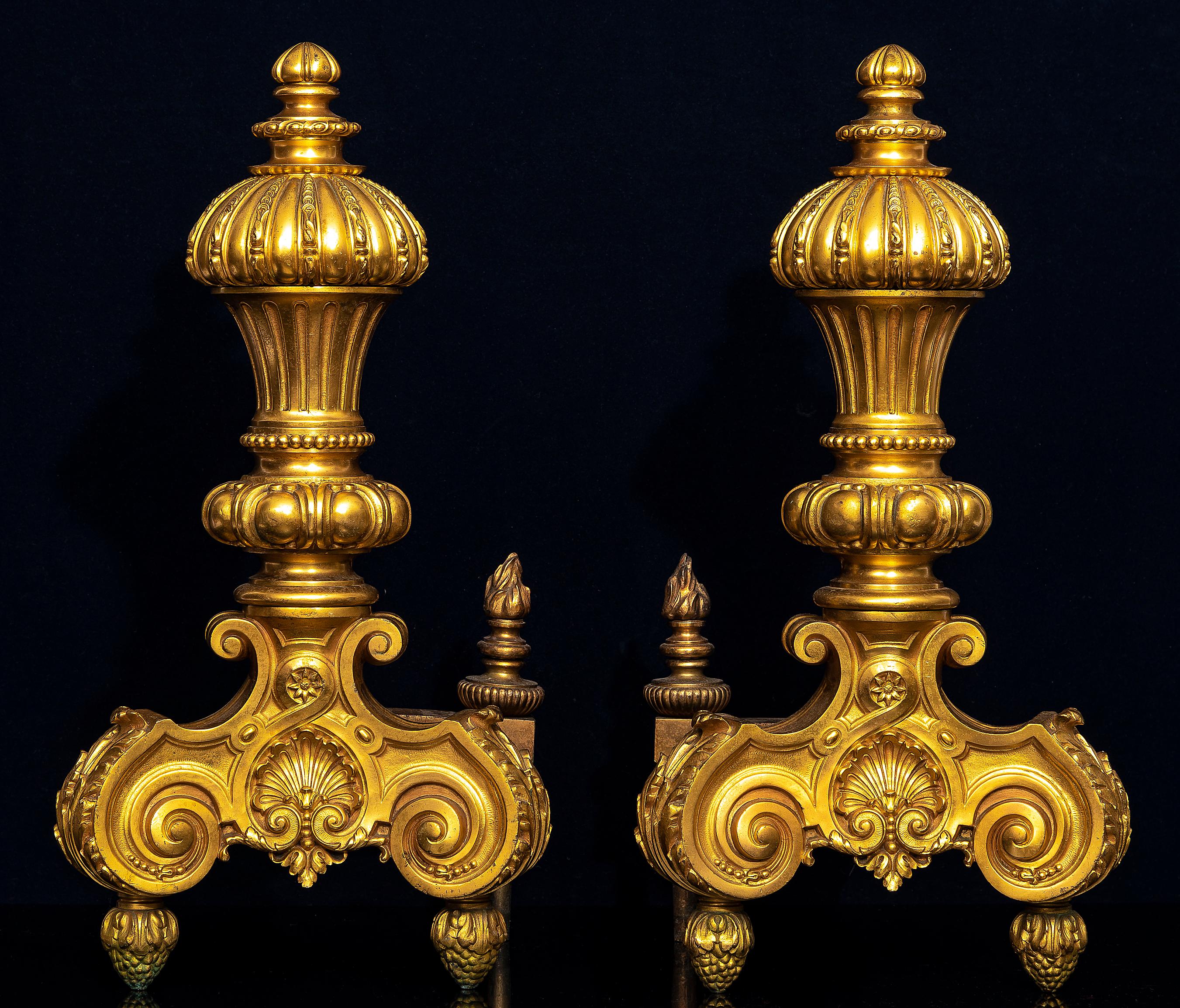 Ein großes Paar Ormolu-Chenets/Andirons im Stil Ludwigs XVI. des 19. (Louis XVI.) im Angebot