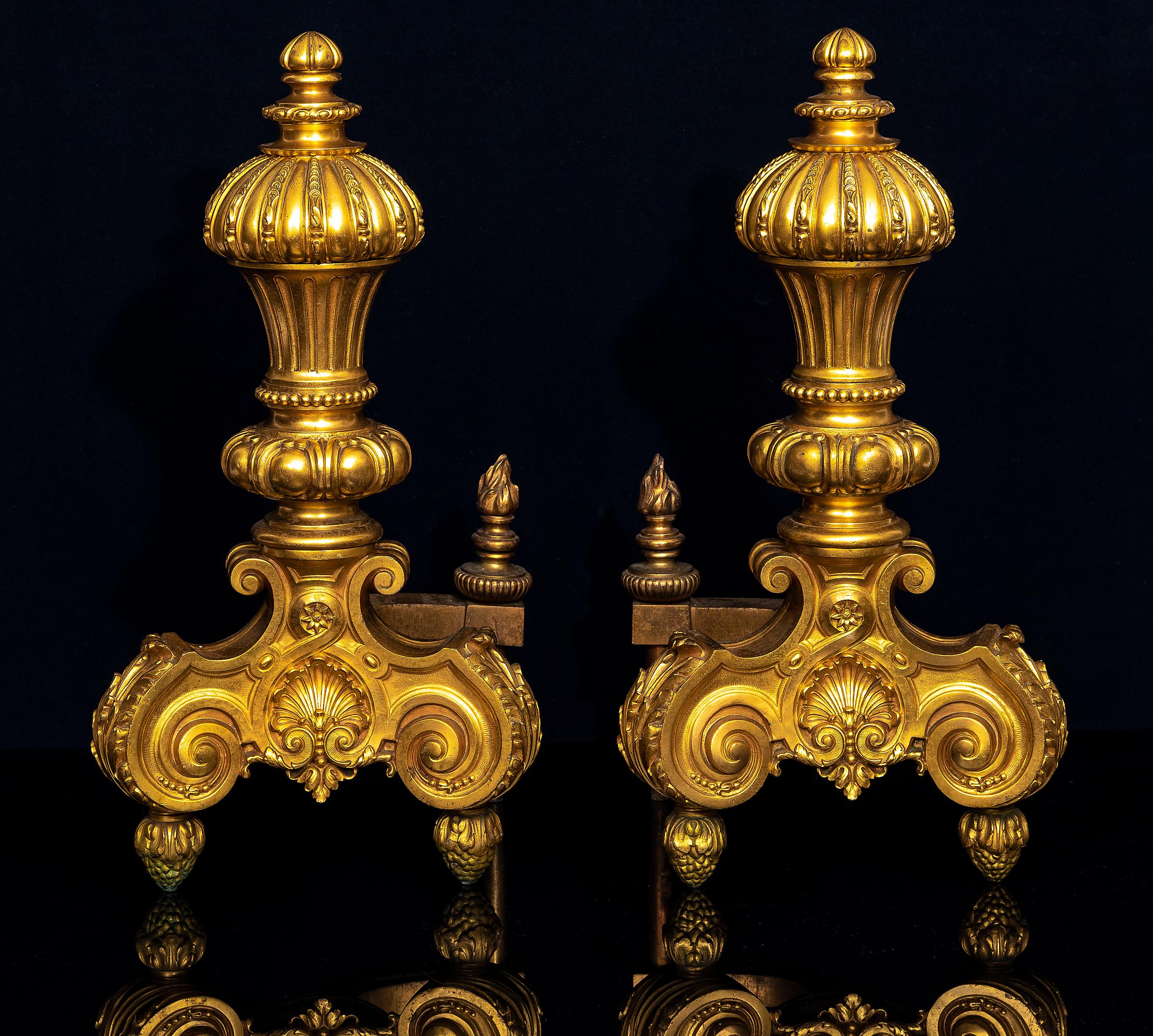 Ein großes Paar Ormolu-Chenets/Andirons im Stil Ludwigs XVI. des 19. (Französisch) im Angebot