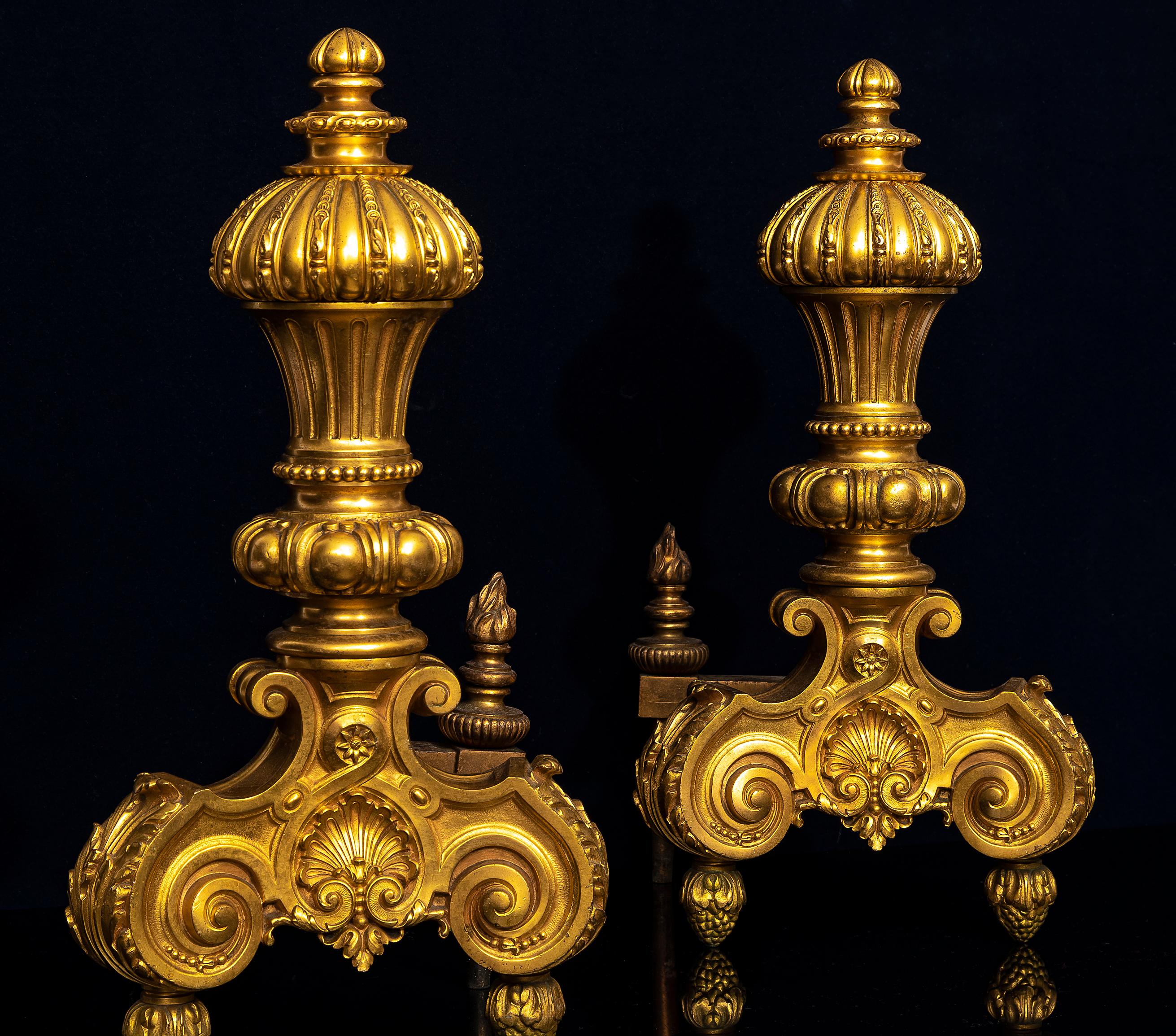 Ein großes Paar Ormolu-Chenets/Andirons im Stil Ludwigs XVI. des 19. (Vergoldet) im Angebot
