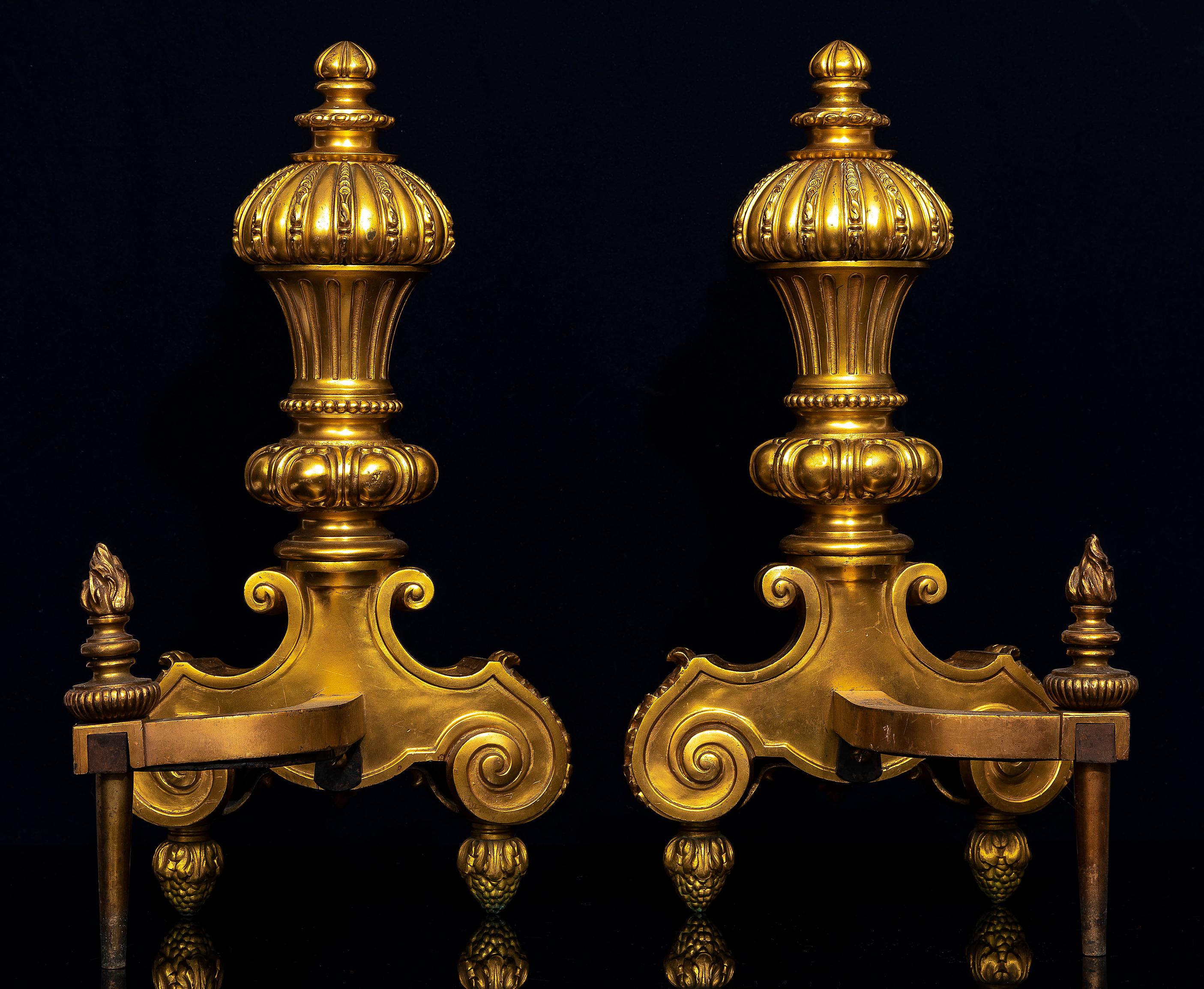 Ein großes Paar Ormolu-Chenets/Andirons im Stil Ludwigs XVI. des 19. im Zustand „Gut“ im Angebot in New York, NY