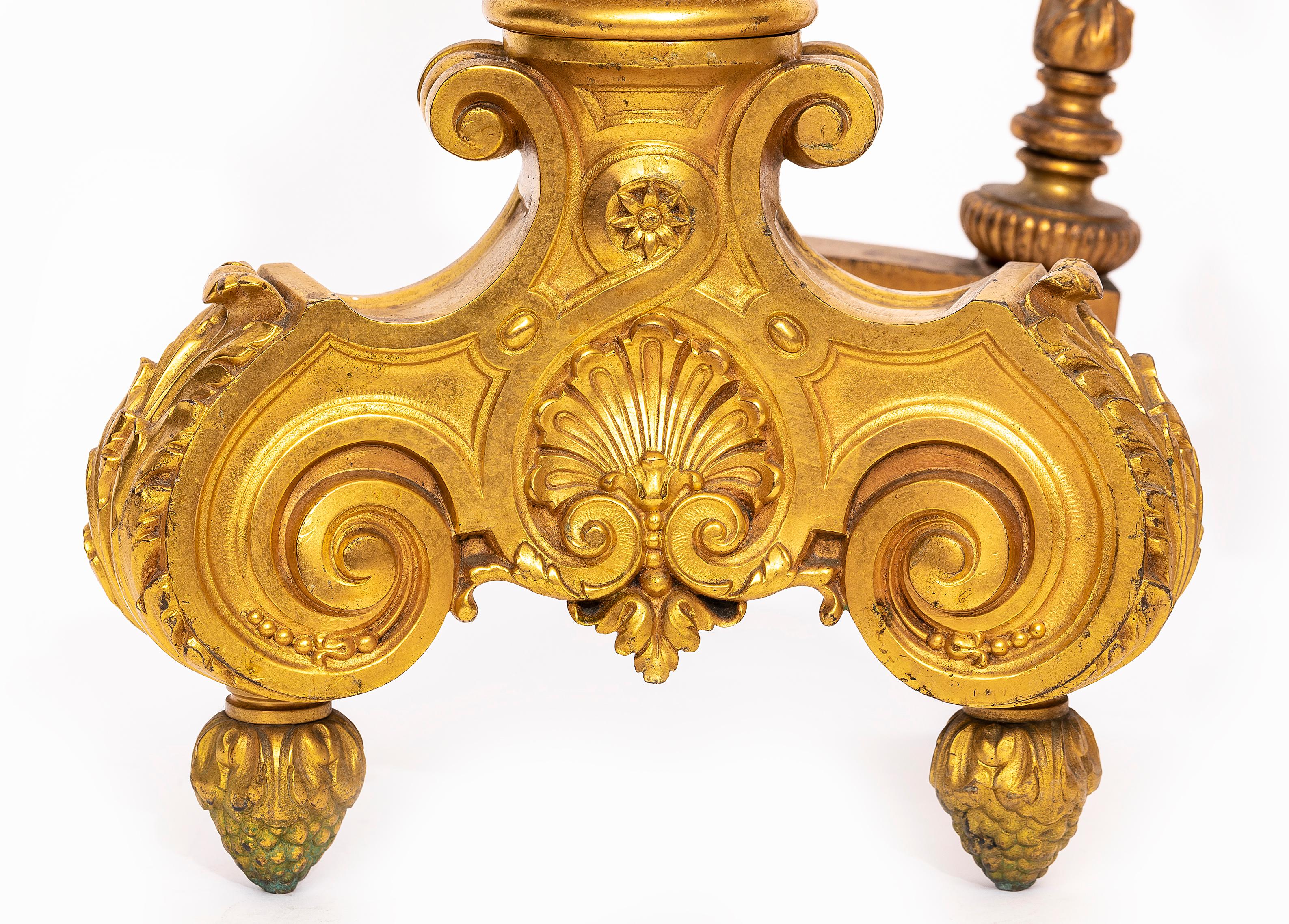 Ein großes Paar Ormolu-Chenets/Andirons im Stil Ludwigs XVI. des 19. (Spätes 19. Jahrhundert) im Angebot