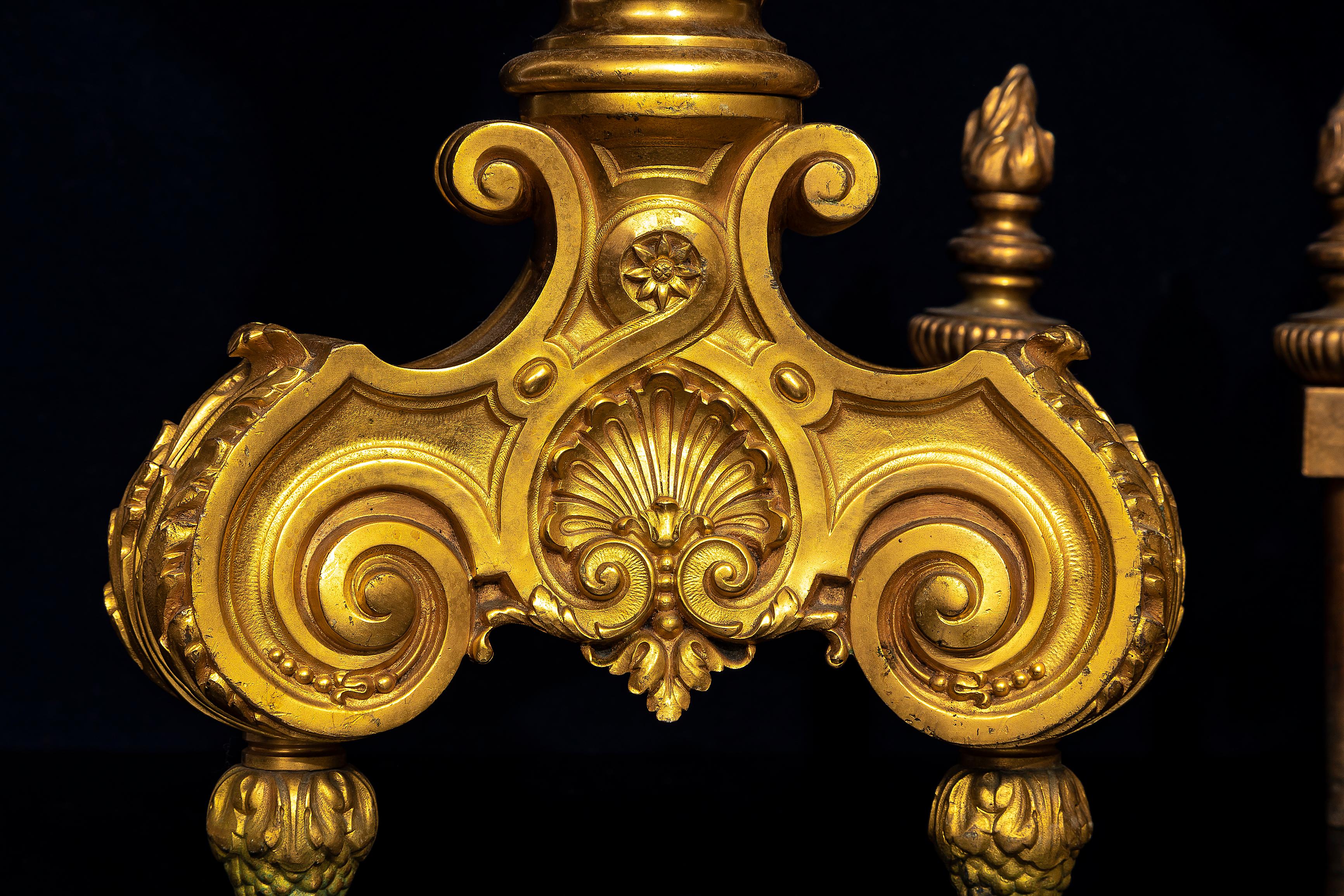 Ein großes Paar Ormolu-Chenets/Andirons im Stil Ludwigs XVI. des 19. (Bronze) im Angebot