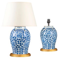 Ein großes Paar chinesischer blau-weißer Keramikvasen aus dem 19. Jahrhundert, die als Lampen dienen