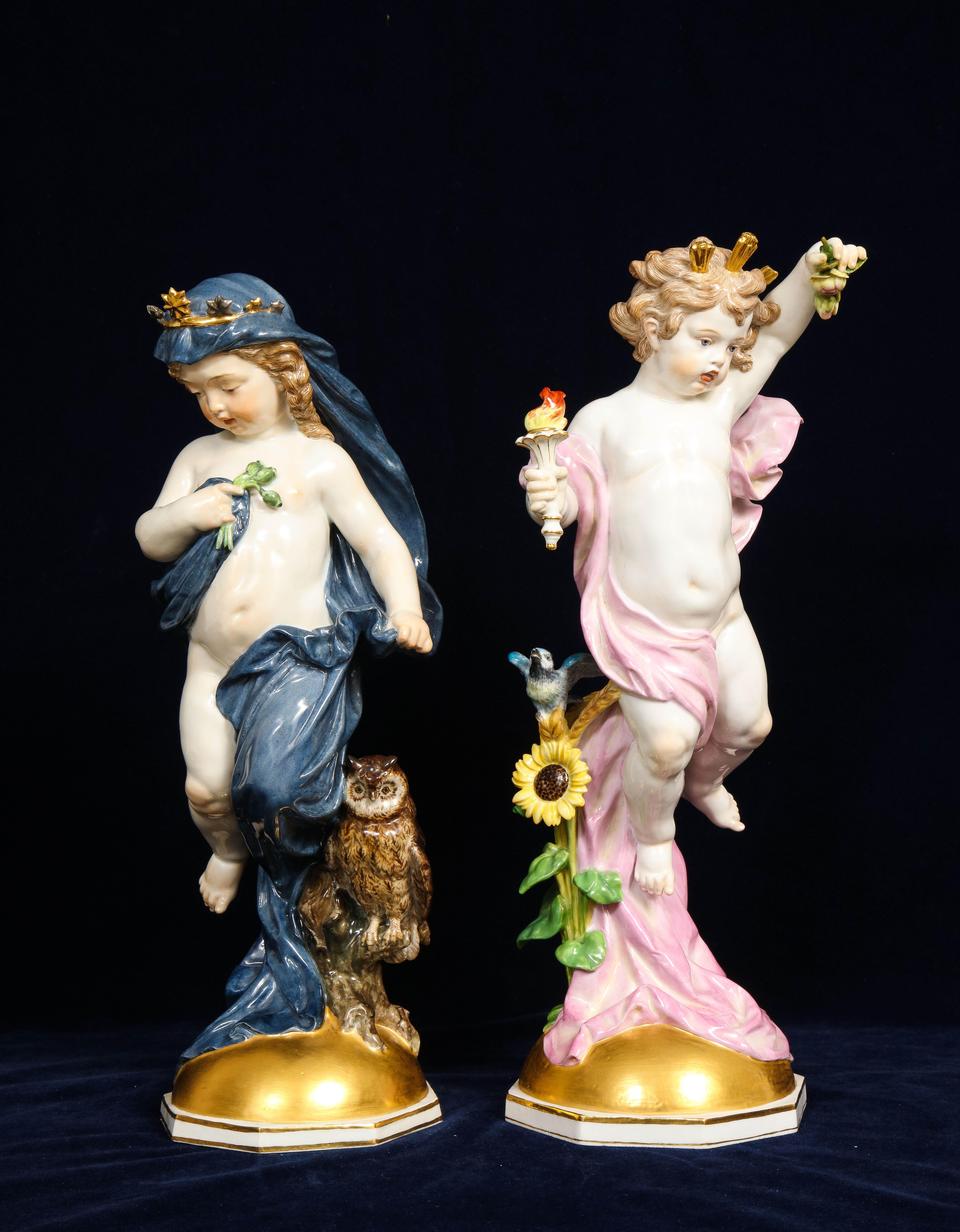 Fantastique et grande paire de figurines de Putti en porcelaine de Meissen du XIXe siècle, représentant le jour et la nuit. Chacune est magnifiquement sculptée et peinte à la main par les meilleurs artistes de Meissen. Elles sont toutes deux