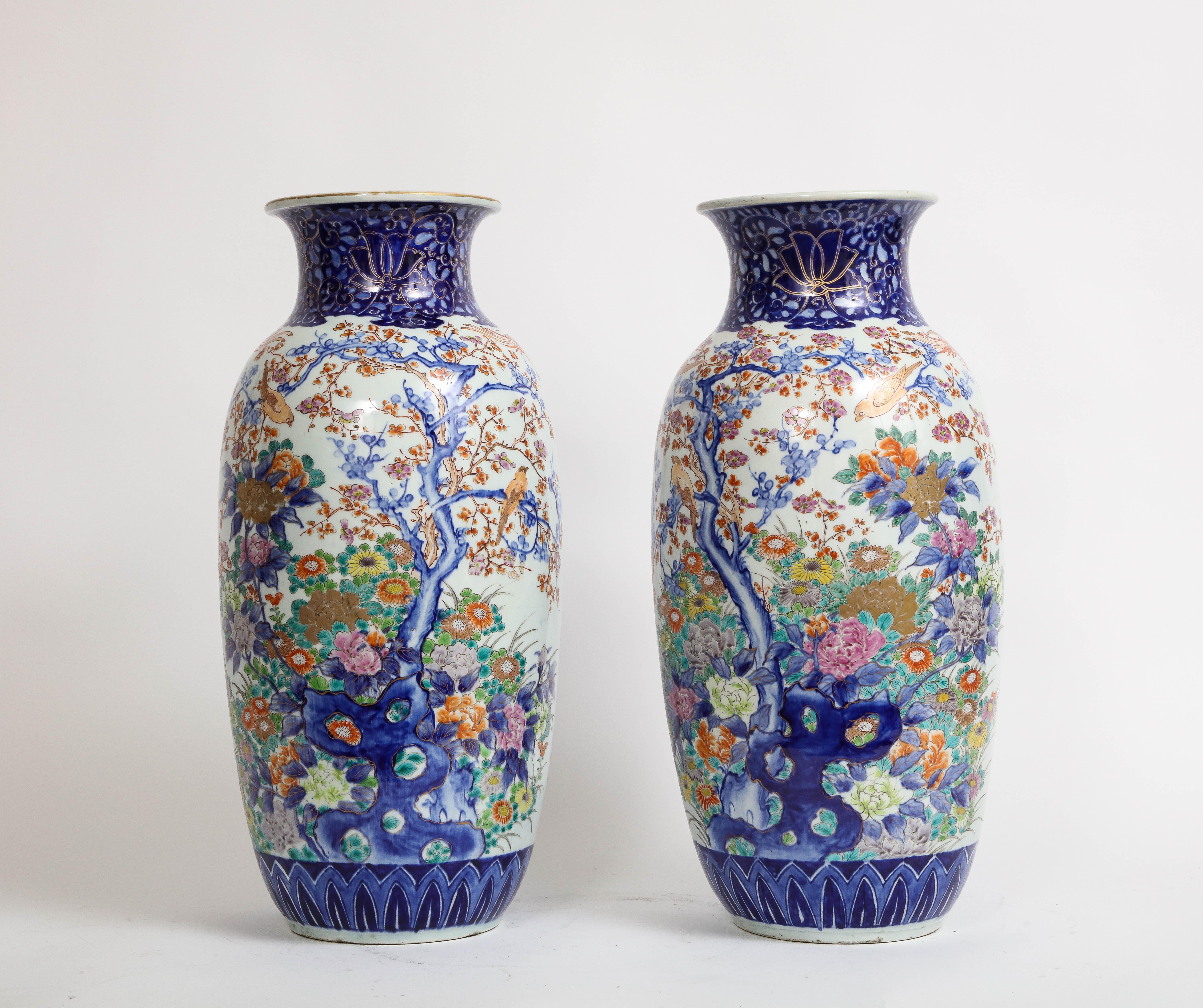 Fatto a mano Una grande coppia di vasi in porcellana giapponese Imari Porcelain del XIX secolo del periodo Meji in vendita