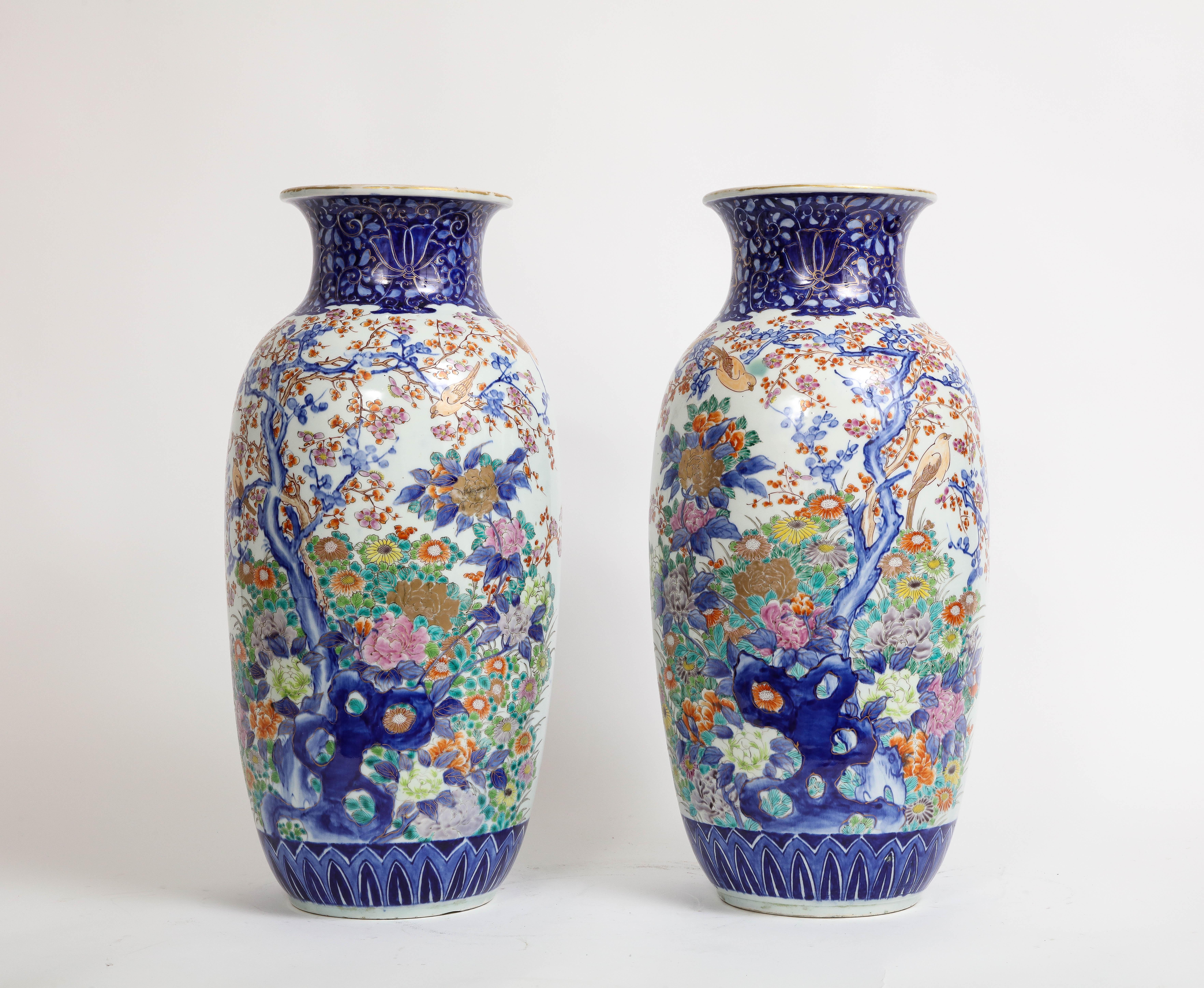 Oro Una grande coppia di vasi in porcellana giapponese Imari Porcelain del XIX secolo del periodo Meji in vendita