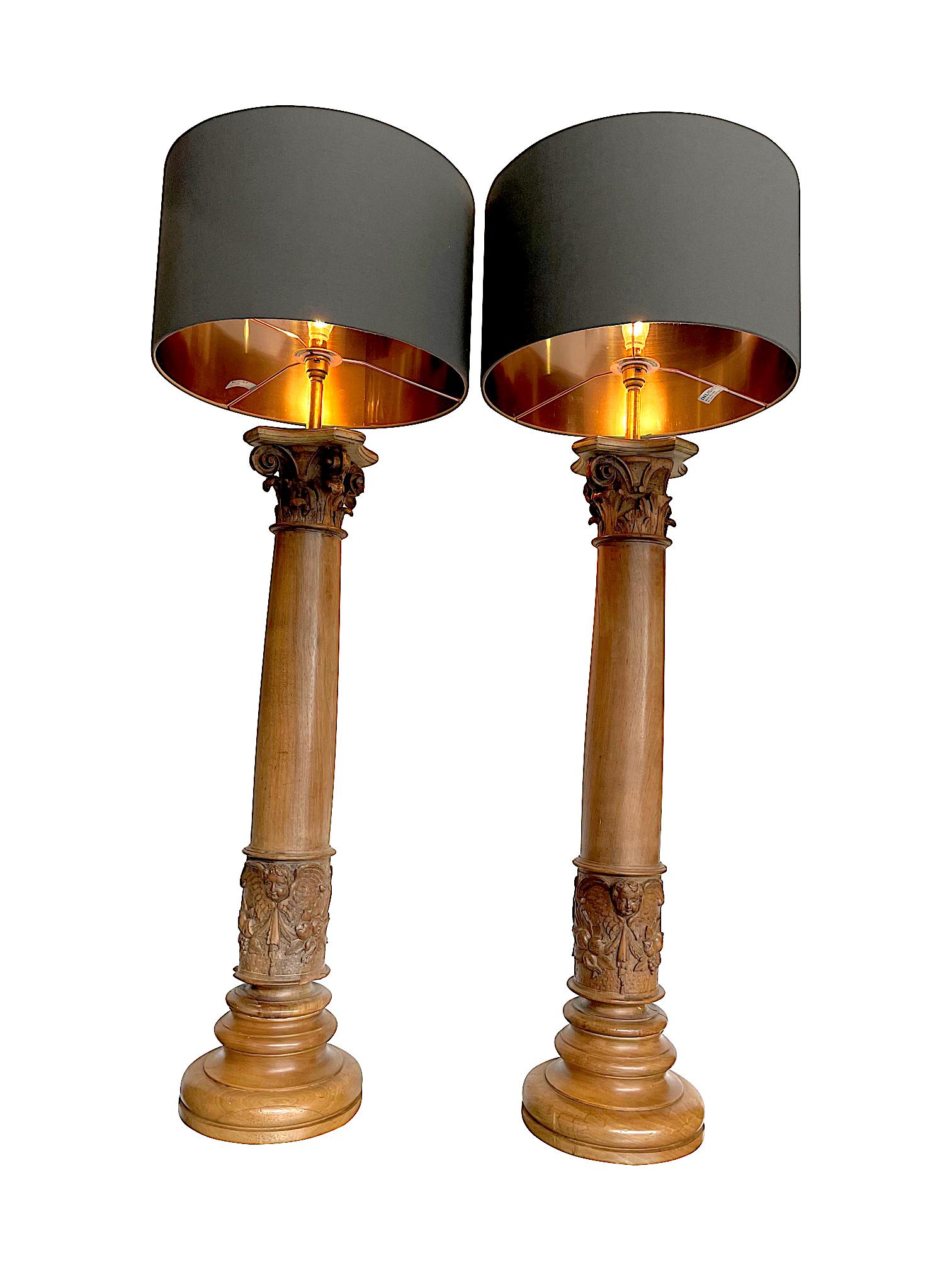Grande paire de lampes à colonne corinthiennes en chêne du 19ème siècle avec chérubins sculptés 4