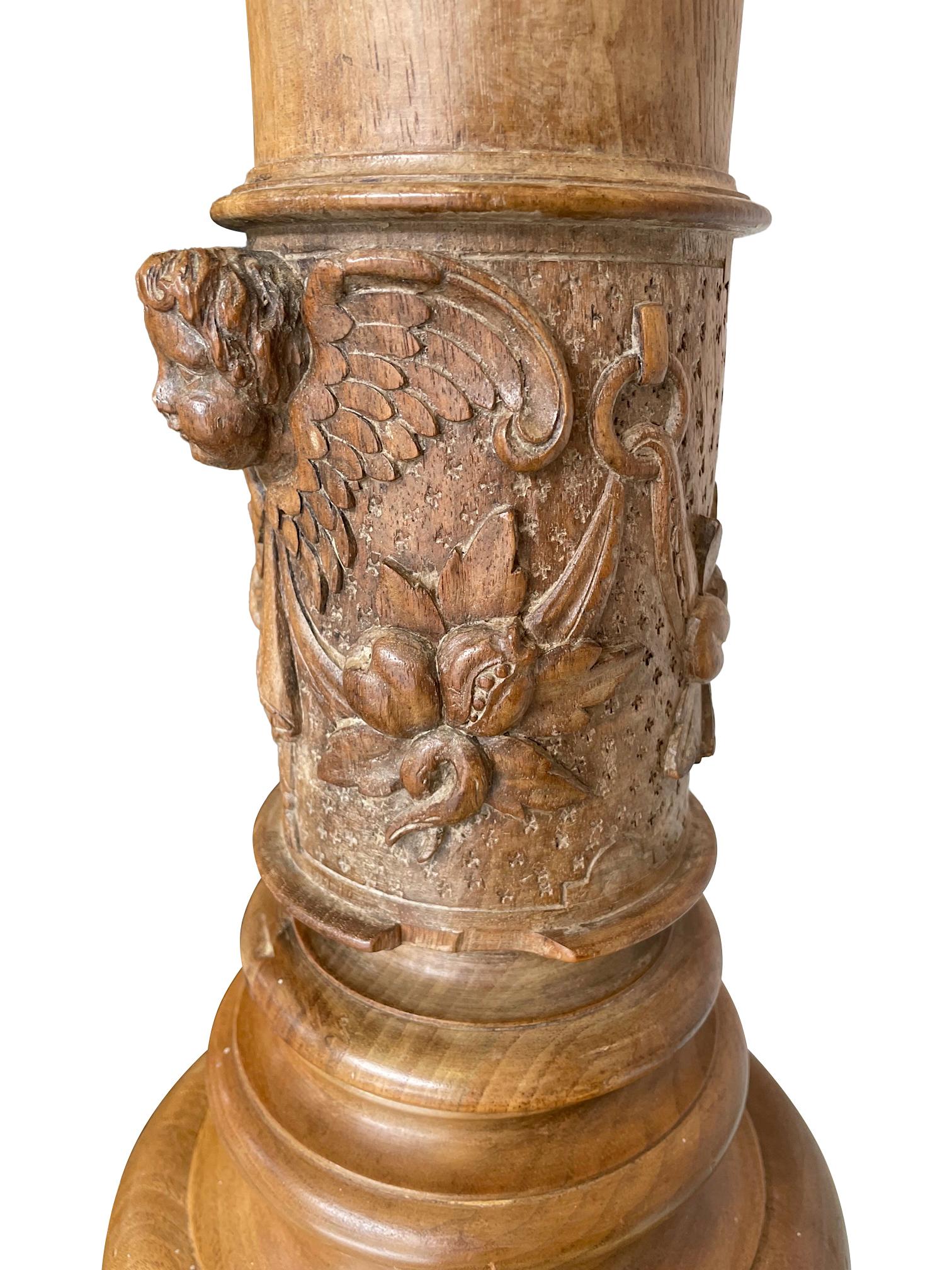 Grande paire de lampes à colonne corinthiennes en chêne du 19ème siècle avec chérubins sculptés 9
