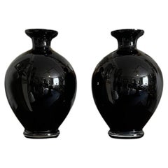Una grande coppia di vasi decorativi in vetro nero del XX secolo A.I.C.