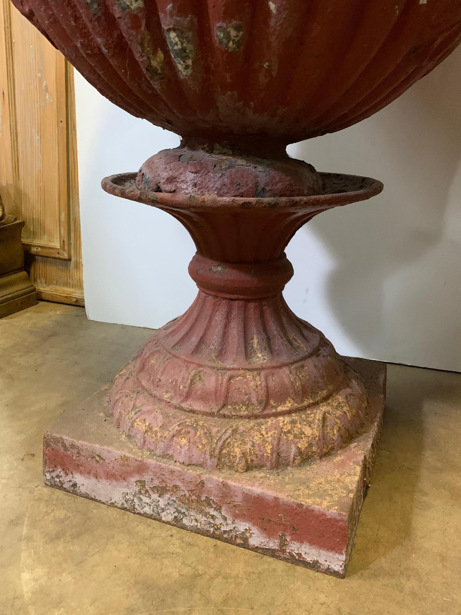 Large Pair of American Garden Cast Iron Urns with a Plaque of George Washington  In Fair Condition For Sale In Dallas, TX