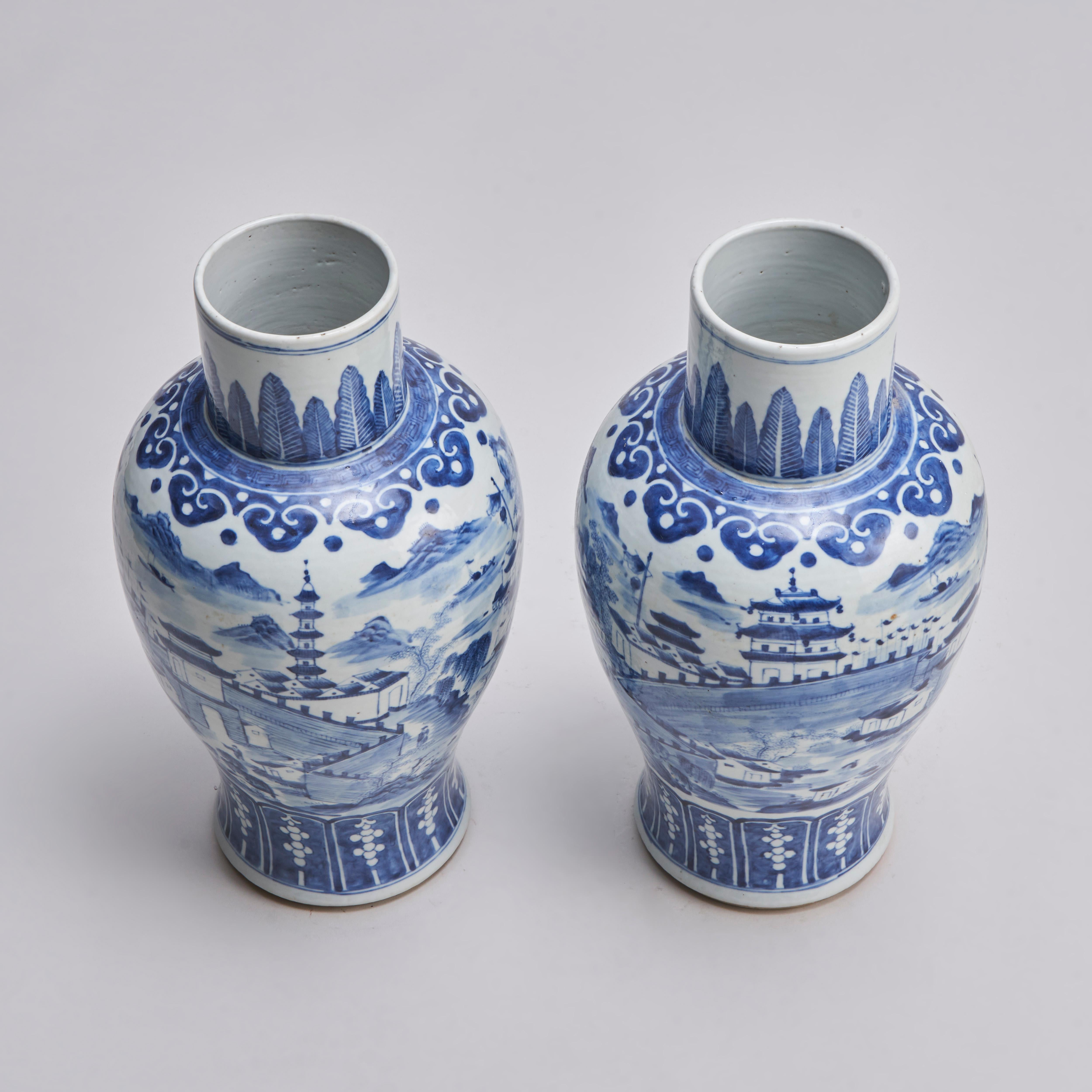 A large pair of antique Chinese blue and white porcelain vases  In Good Condition For Sale In London, GB