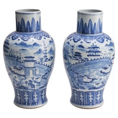 Une grande paire de vases chinois anciens en porcelaine bleue et blanche 