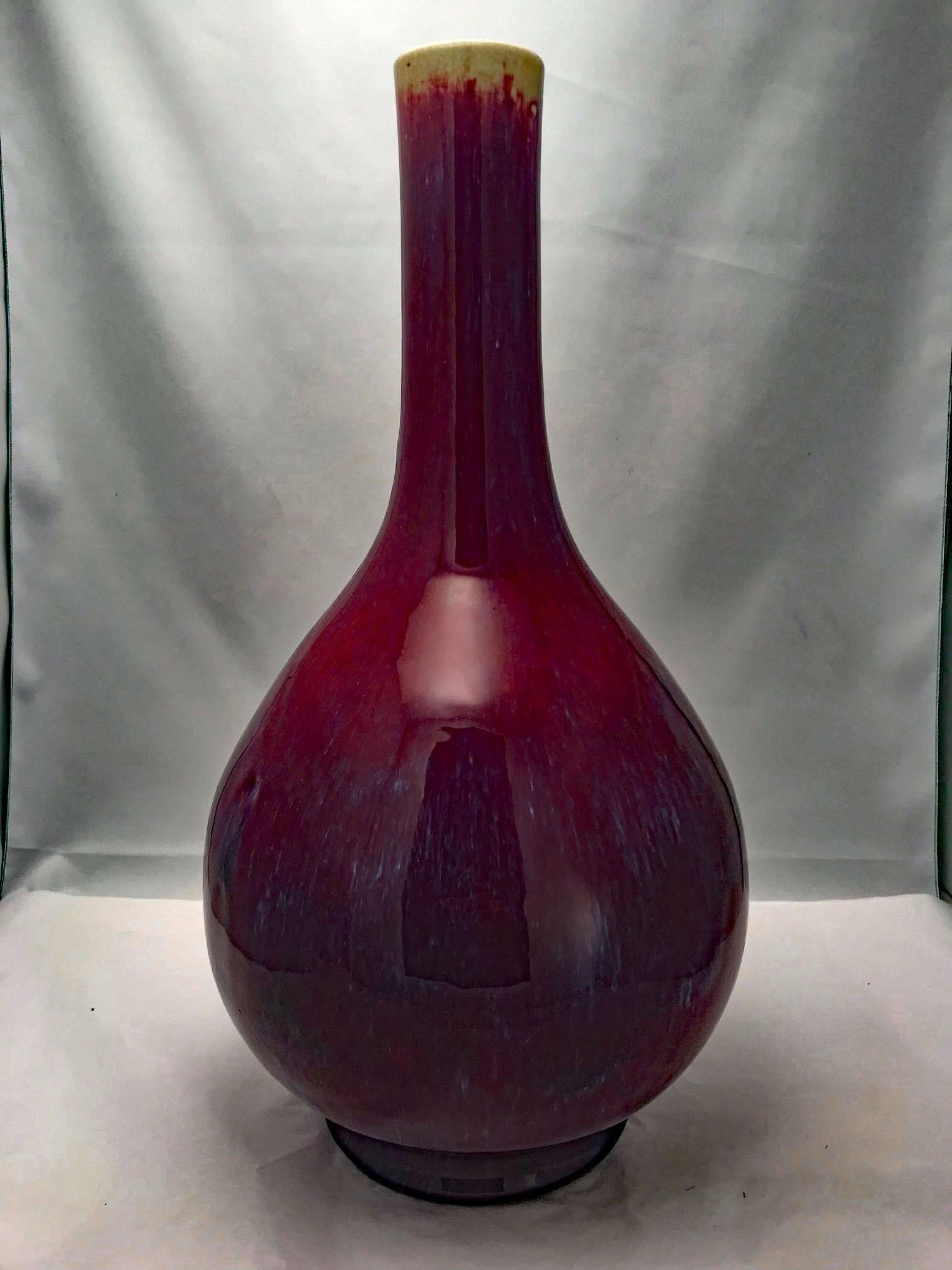 Large Pair of Antique Chinese Sang Boeuf Pear-Shaped Vases In Good Condition In Montreal, QC
