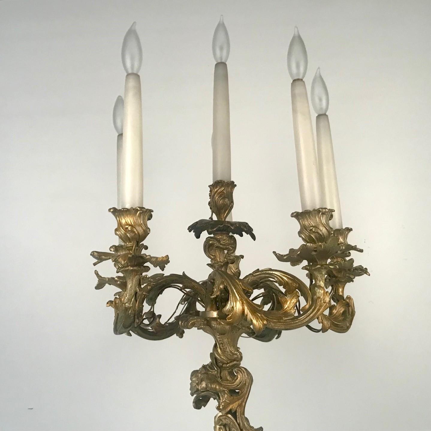 Gran Pareja de Candelabros Antiguos de Bronce Dorado Estilo Luis XV Francés en venta 5