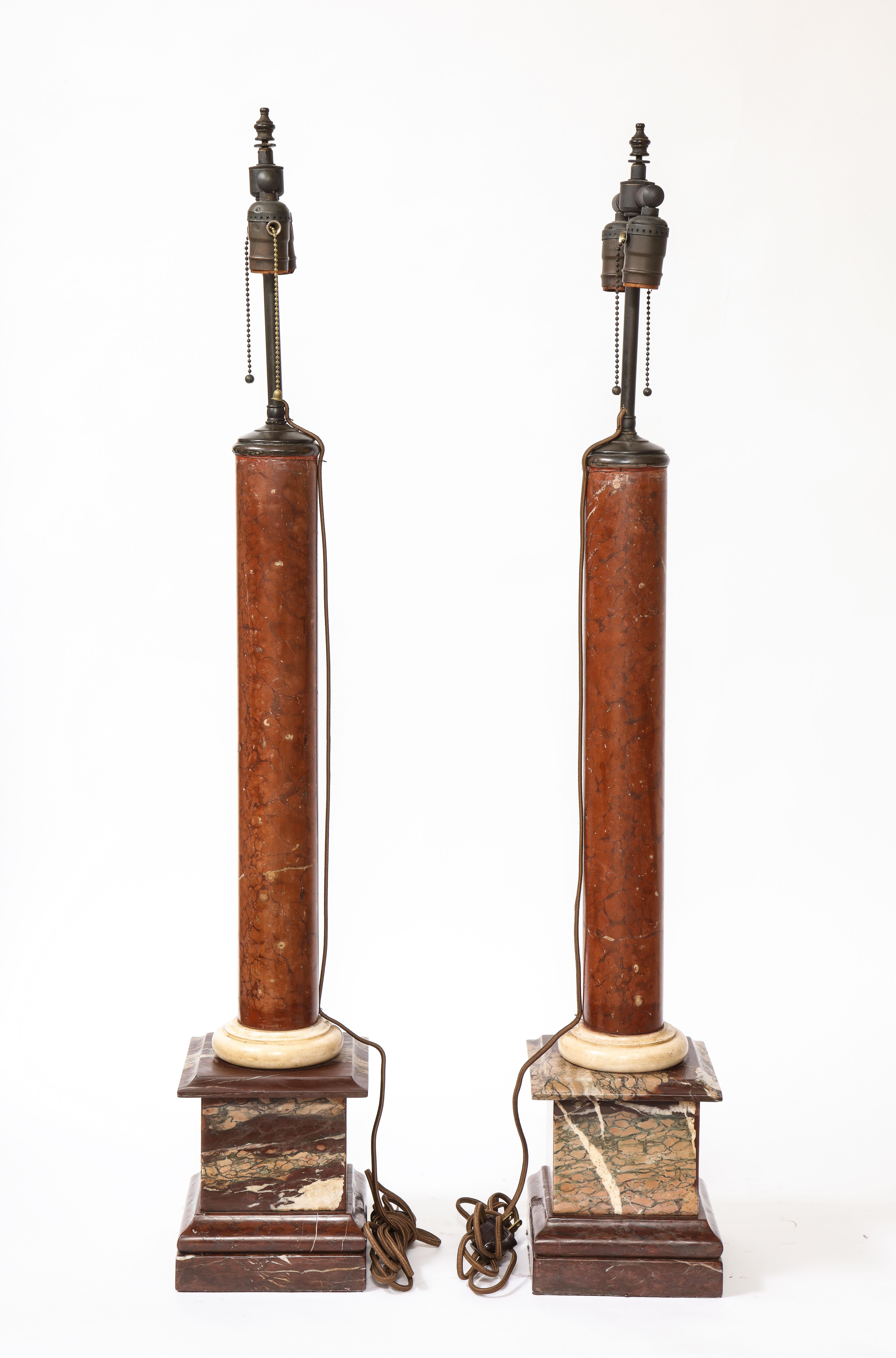 Großes Paar antiker Multi-Marmorsäulen aus der Grand Tour-Periode, als Lampen montiert (Handgeschnitzt) im Angebot