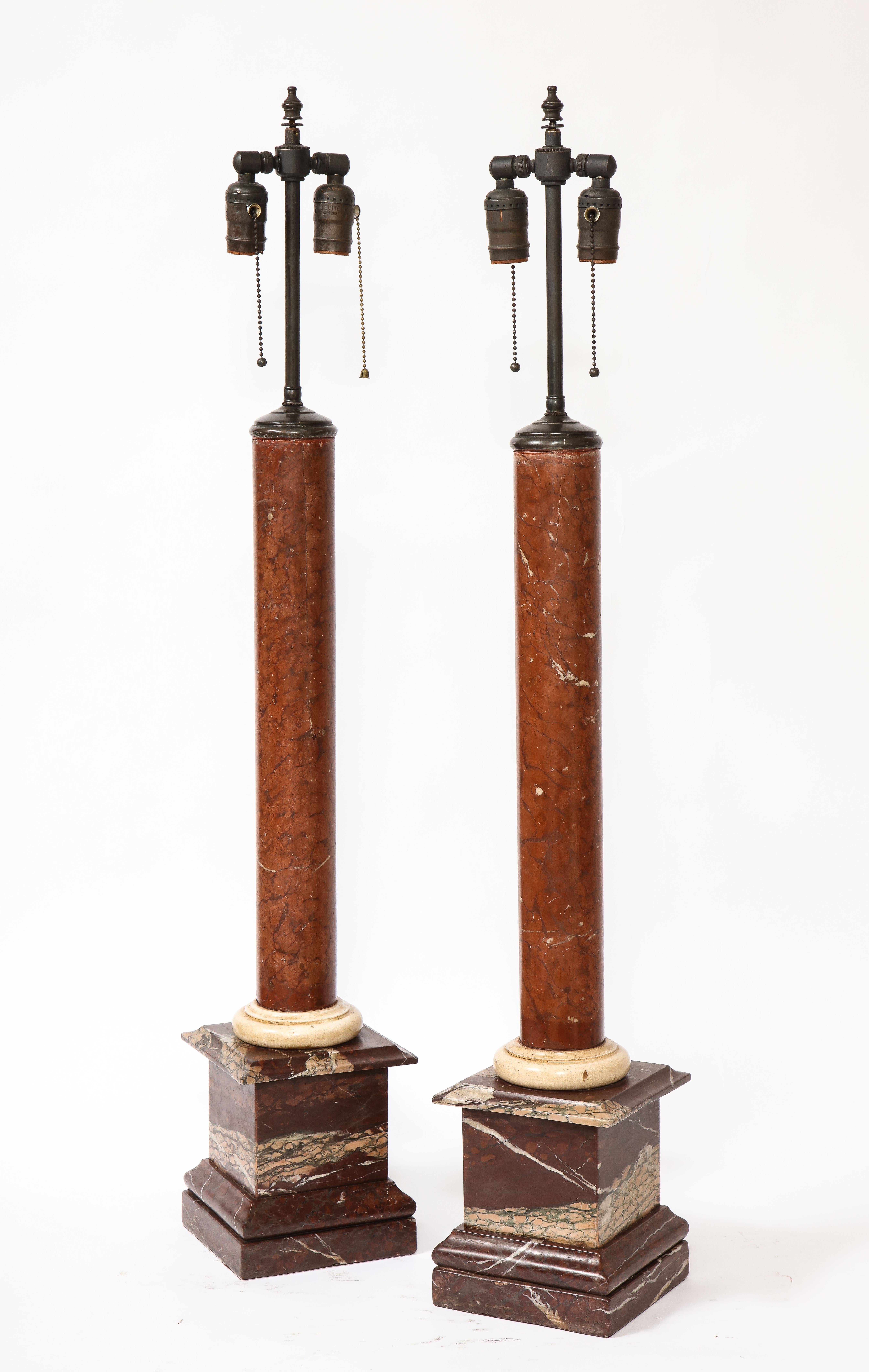 Großes Paar antiker Multi-Marmorsäulen aus der Grand Tour-Periode, als Lampen montiert im Zustand „Gut“ im Angebot in New York, NY
