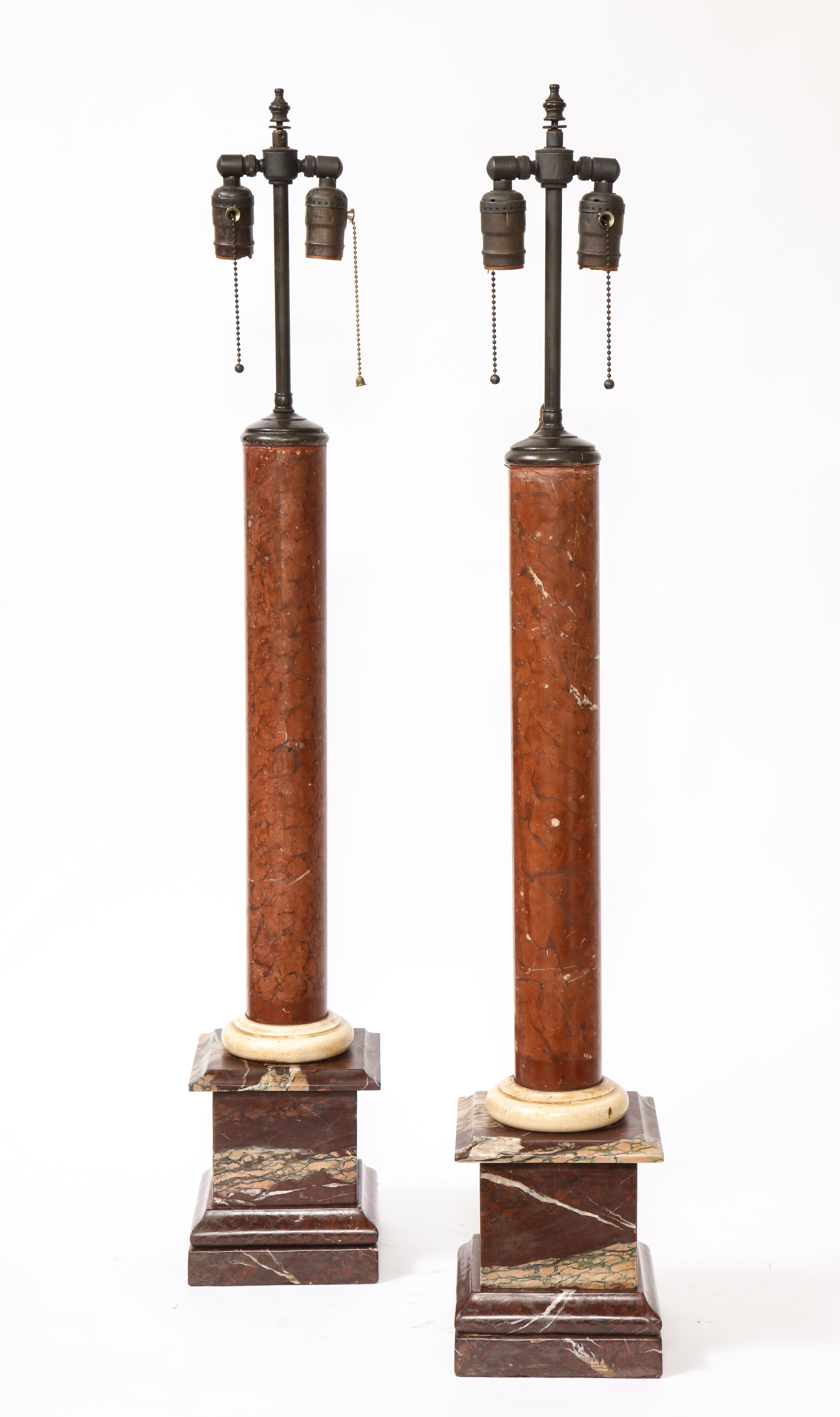 Großes Paar antiker Multi-Marmorsäulen aus der Grand Tour-Periode, als Lampen montiert im Angebot 1
