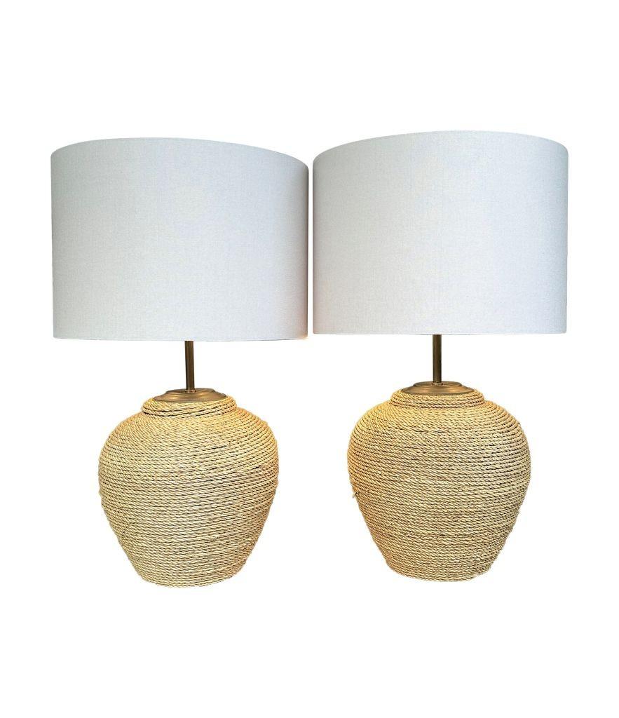 Un par de grandes lámparas italianas de cuerda tejida de los años 50 con accesorios de bronce, al estilo de Aldoux y Minet. Cada lámpara tiene el soporte de pantalla ajustable original y dos accesorios. Recableado con nuevos herrajes en acabado