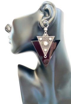 Une grande paire de boucles d'oreilles en métal noir et argenté, Yves Saint Laurent, années 1990.