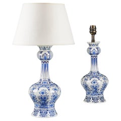 Une grande paire de lampes de table de Delft bleues et blanches