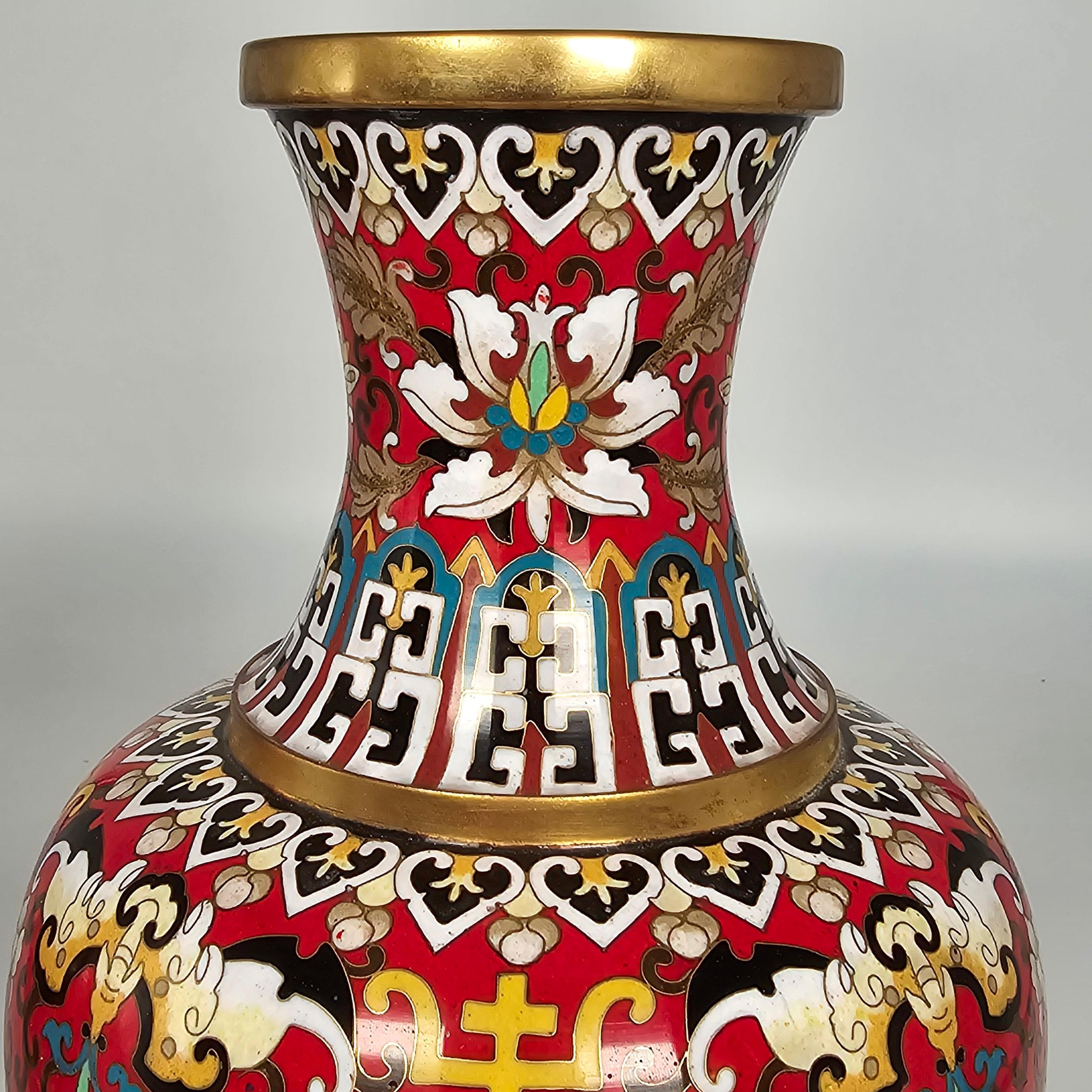 A large pair of boldly decorated Chinese cloisonné vases circa 1930 For Sale 5