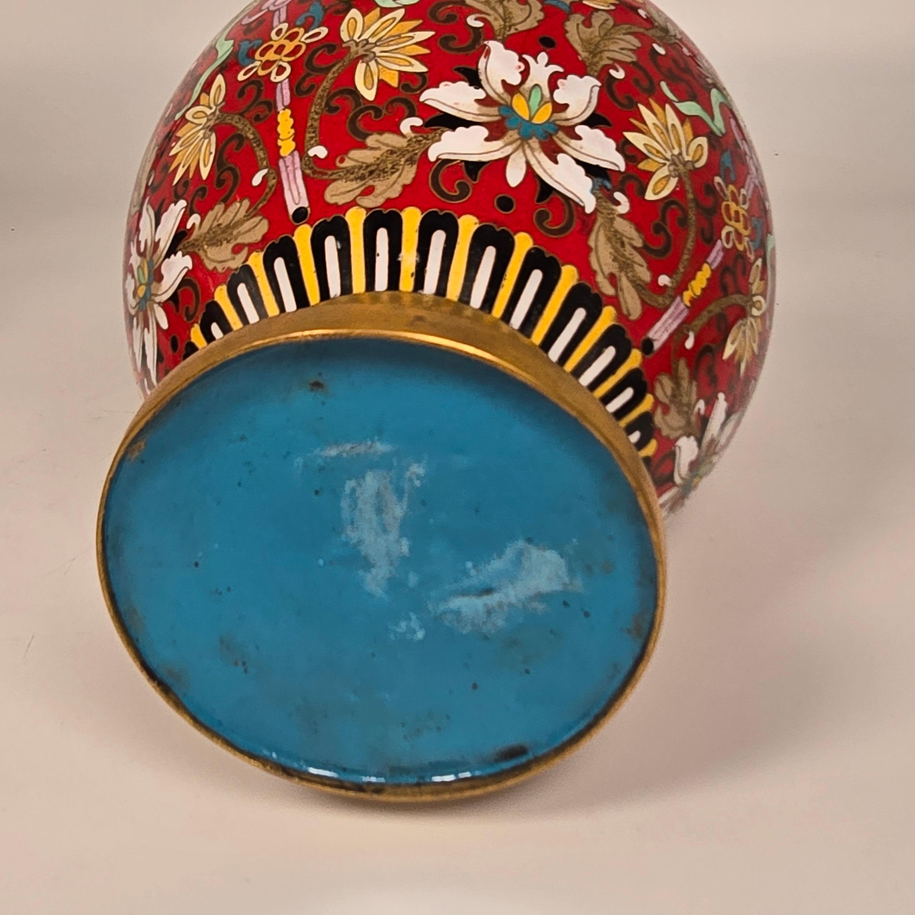 A large pair of boldly decorated Chinese cloisonné vases circa 1930 For Sale 10