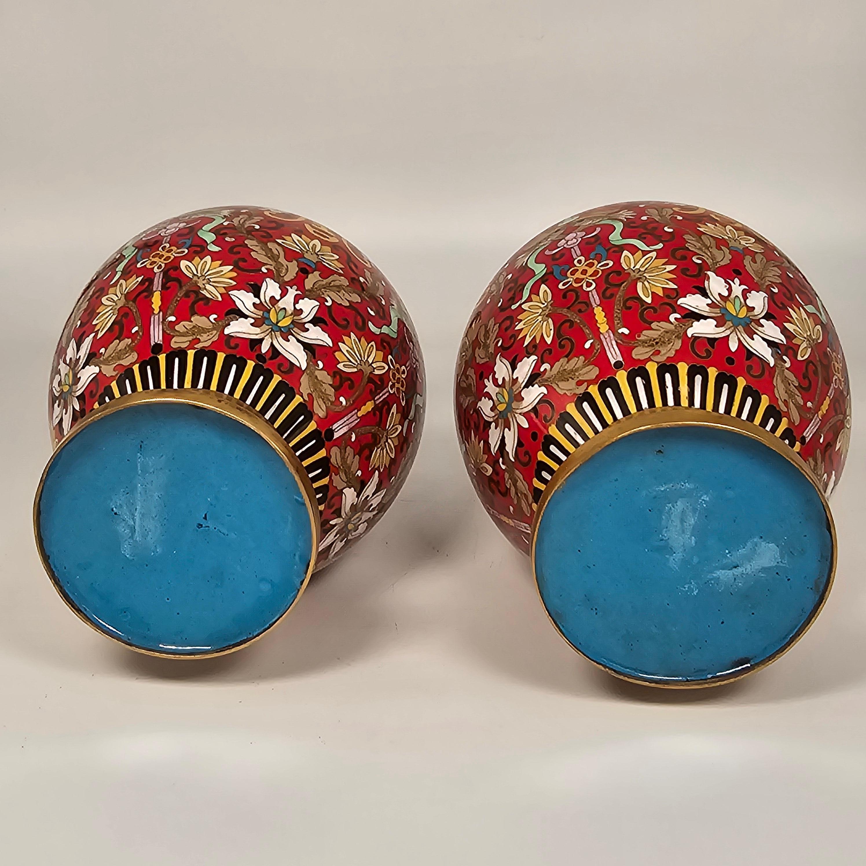 A large pair of boldly decorated Chinese cloisonné vases circa 1930 For Sale 11