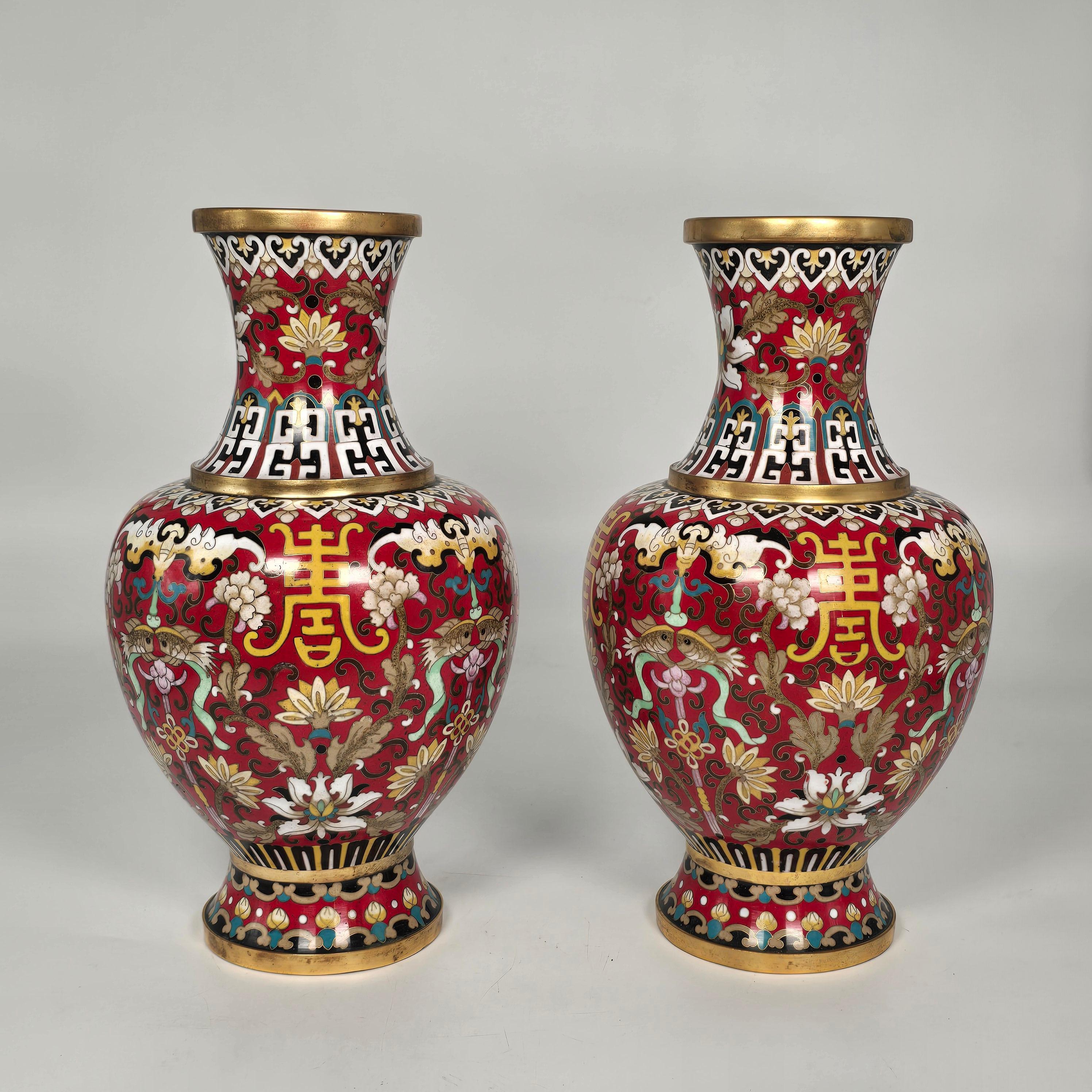 A large pair of boldly decorated Chinese cloisonné vases circa 1930 For Sale 12