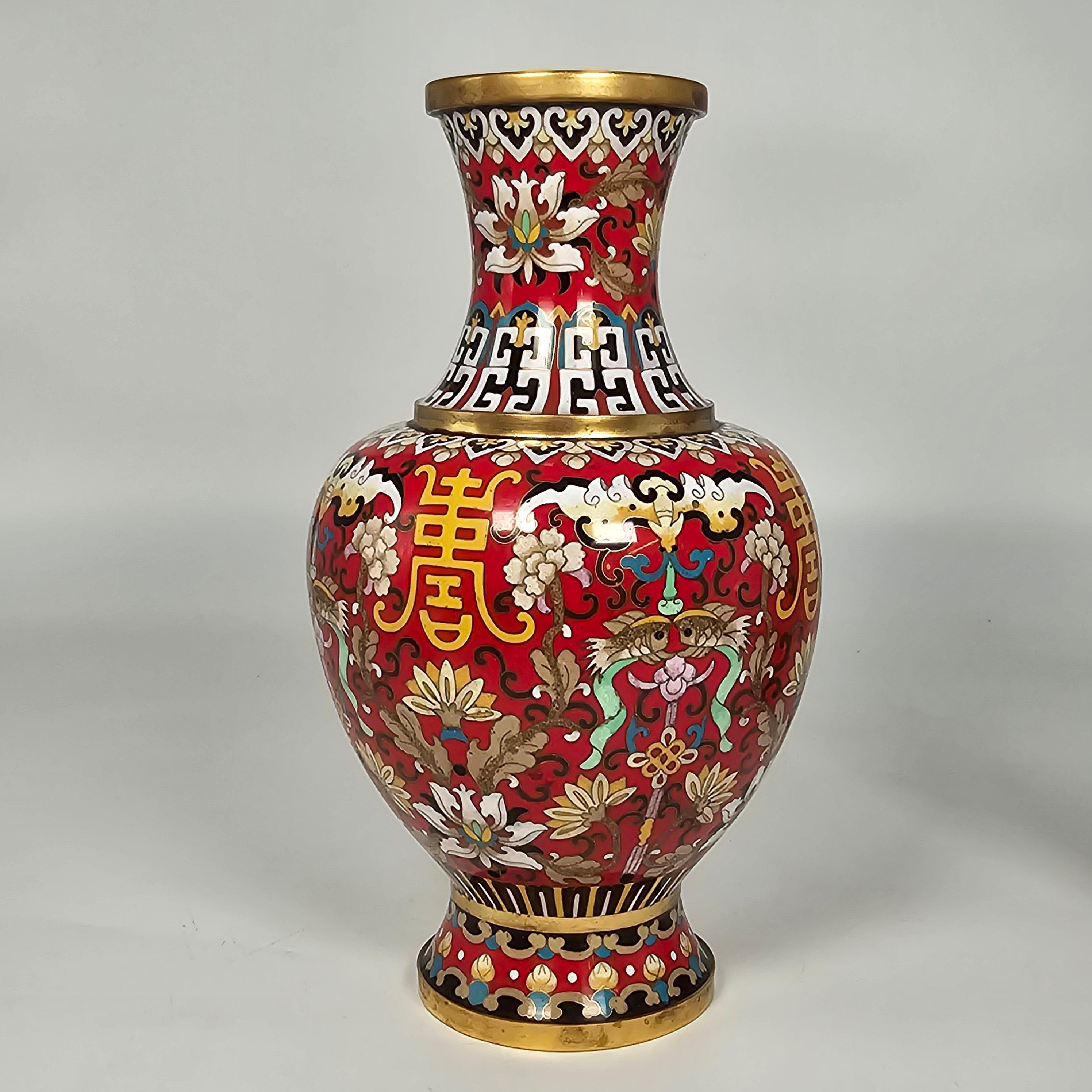 Cloissoné A large pair of boldly decorated Chinese cloisonné vases circa 1930 For Sale