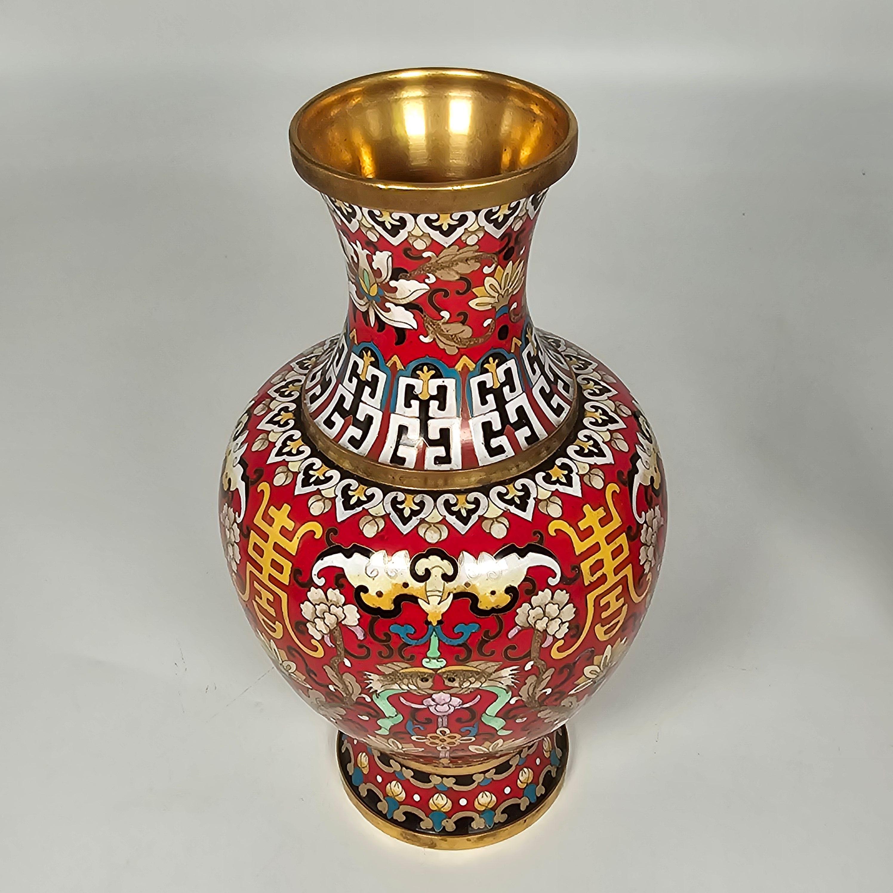 A large pair of boldly decorated Chinese cloisonné vases circa 1930 In Good Condition For Sale In Central England, GB
