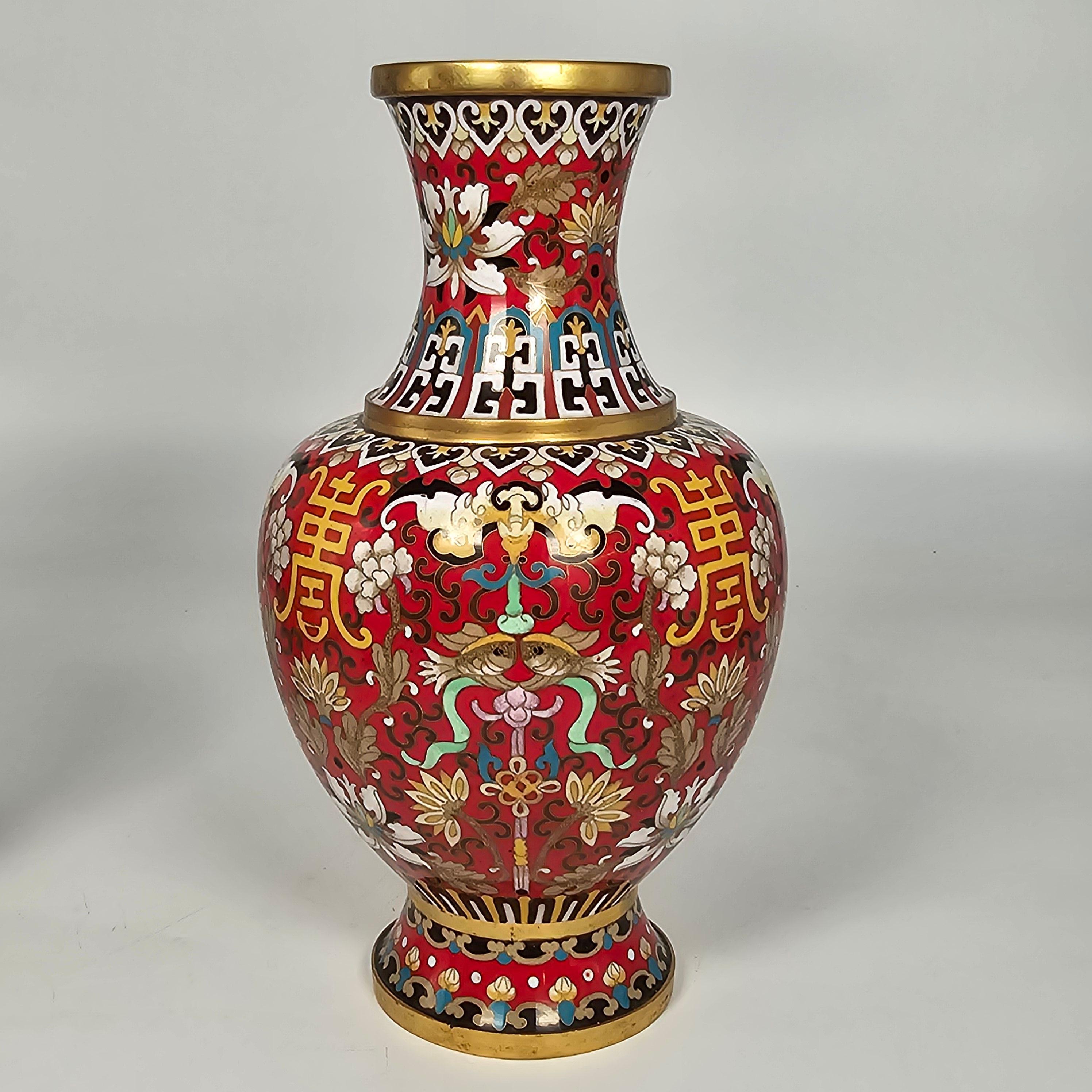 A large pair of boldly decorated Chinese cloisonné vases circa 1930 For Sale 2