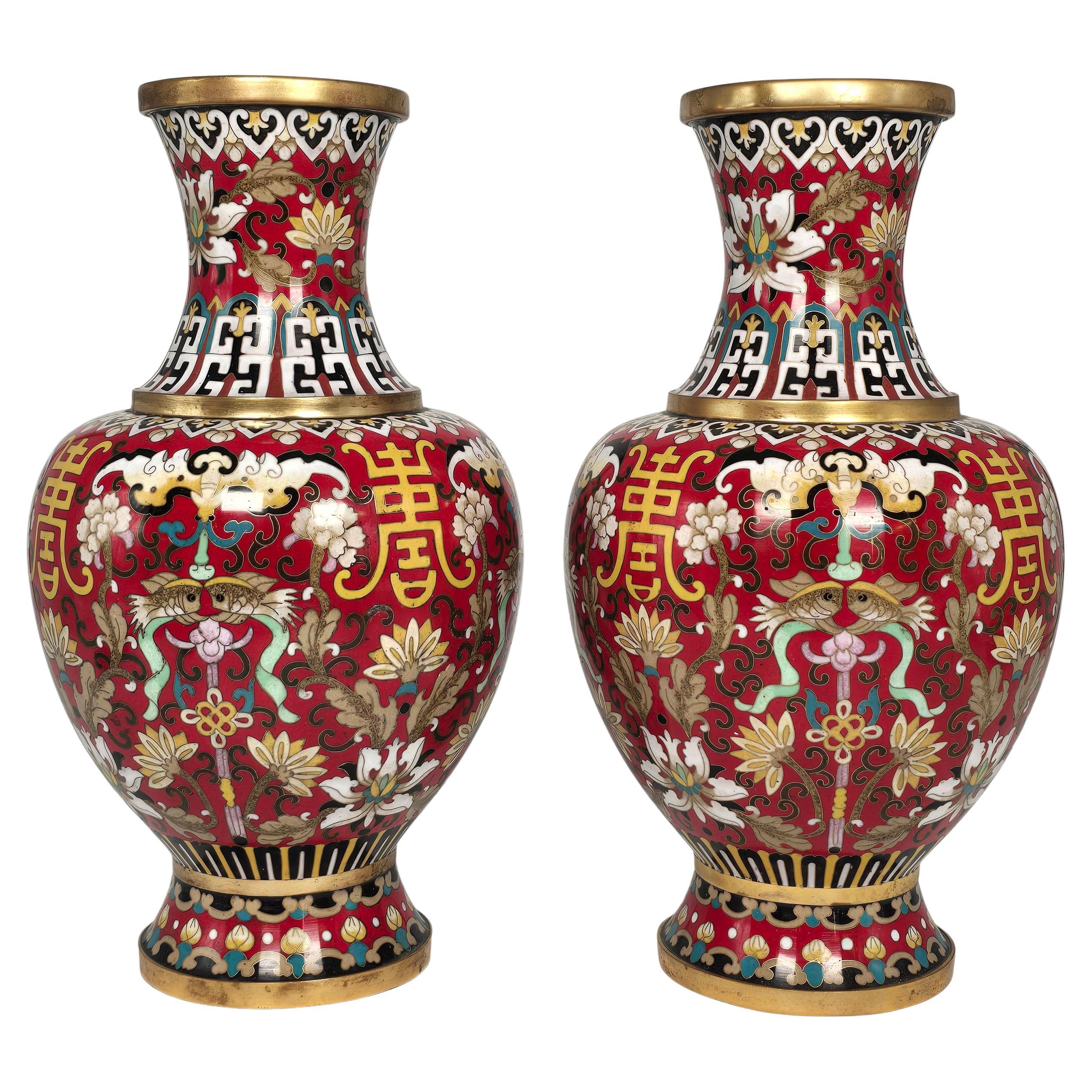 Una grande coppia di vasi cinesi cloisonné decorati in modo audace, circa 1930