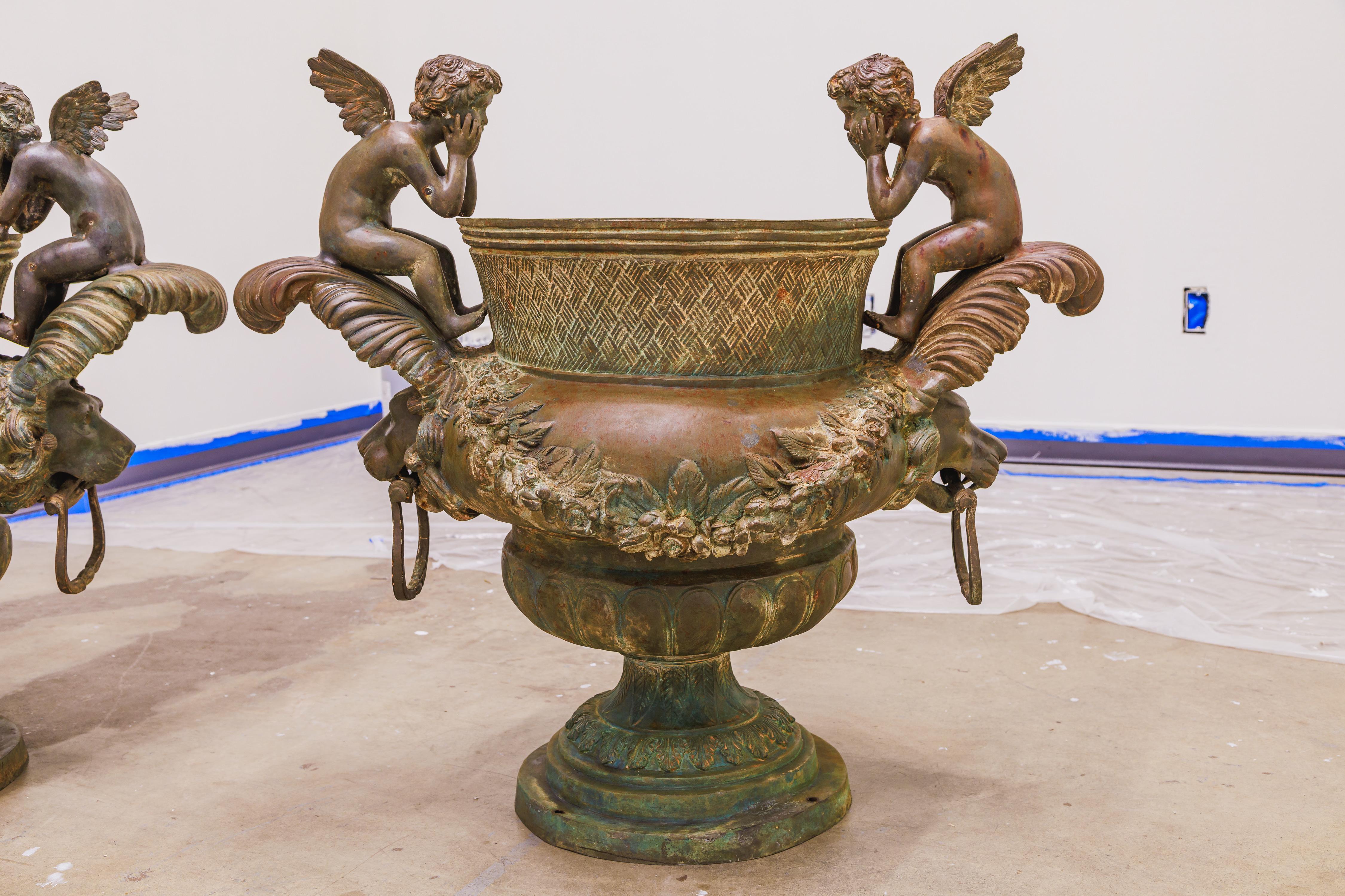 Néo-Renaissance A  grande paire d'urnes classiques décoratives en bronze avec têtes de Lions et chérubins en vente