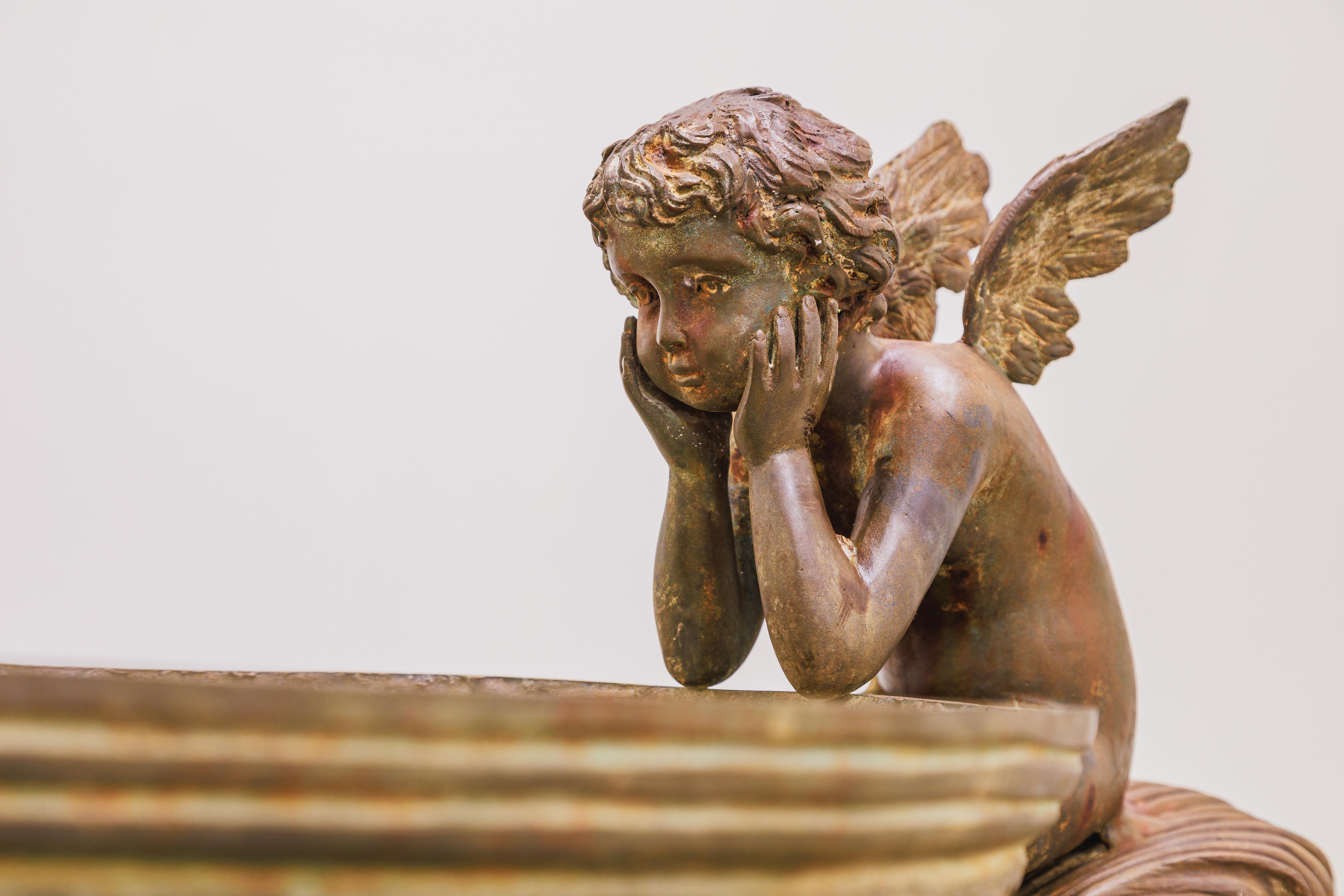 Fait main A  grande paire d'urnes classiques décoratives en bronze avec têtes de Lions et chérubins en vente