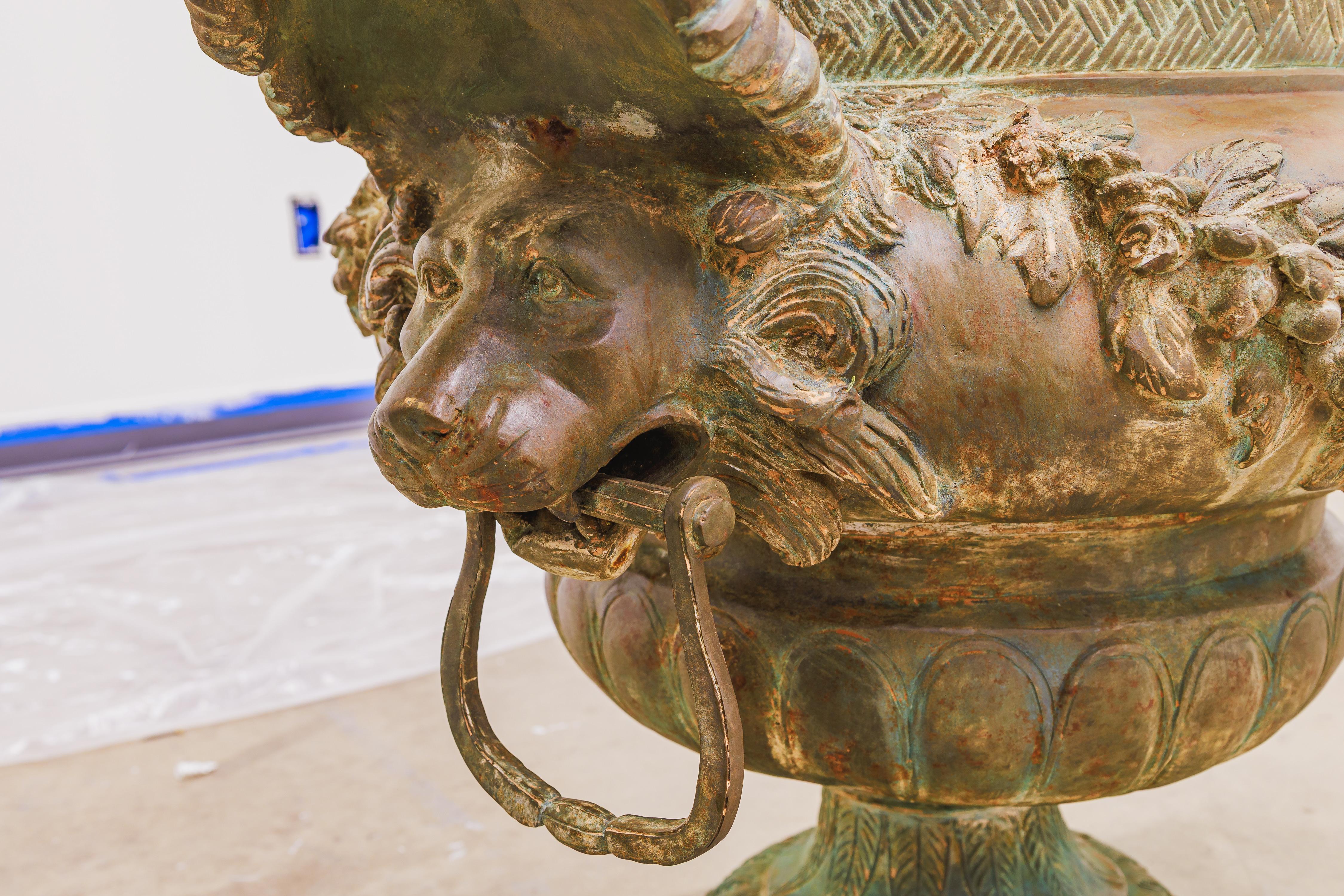 A  grande paire d'urnes classiques décoratives en bronze avec têtes de Lions et chérubins Bon état - En vente à Dallas, TX