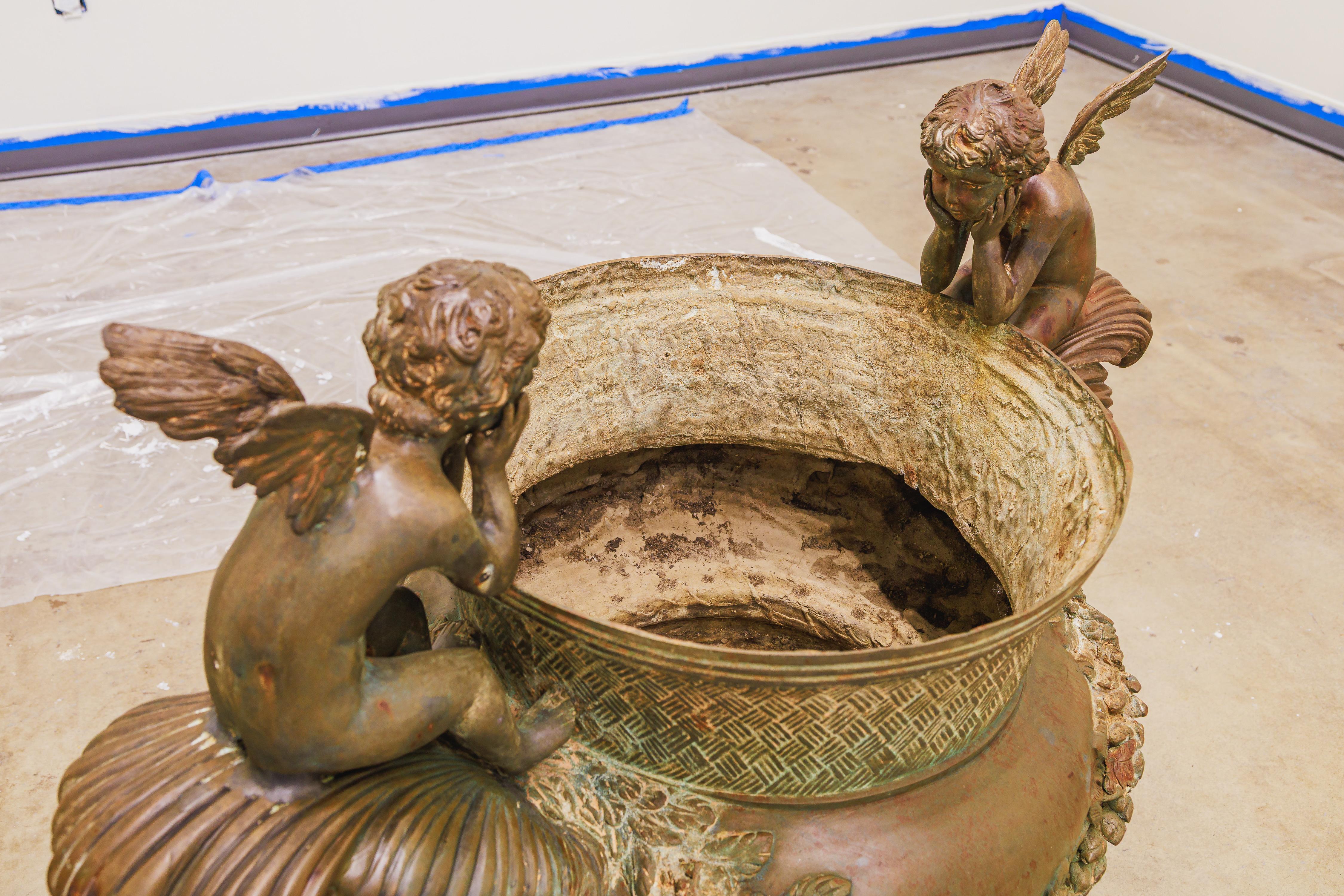 XIXe siècle A  grande paire d'urnes classiques décoratives en bronze avec têtes de Lions et chérubins en vente