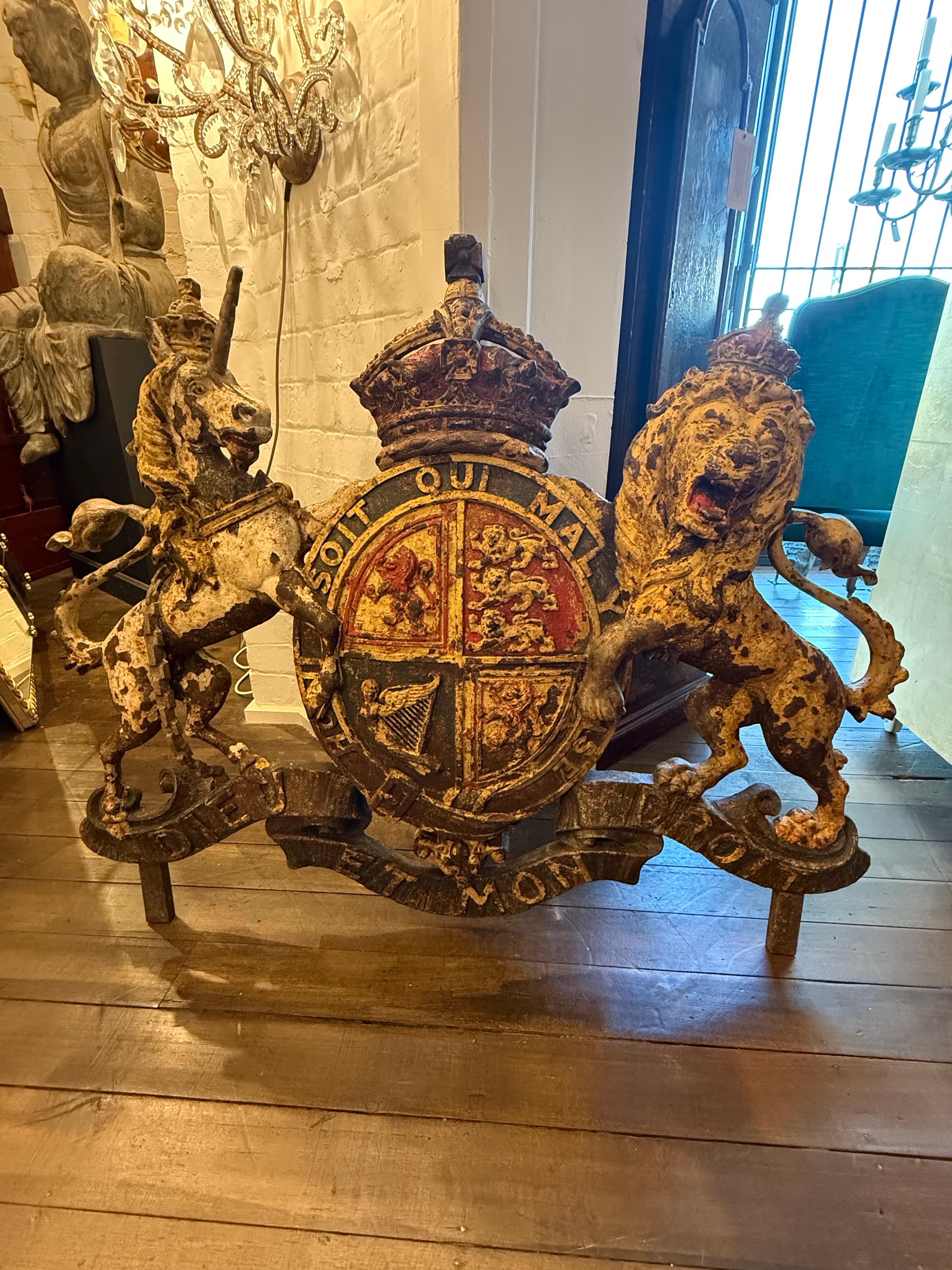 A Large Pair of Cast Iron Royal Coat of Arms, 19th Century For Sale 11