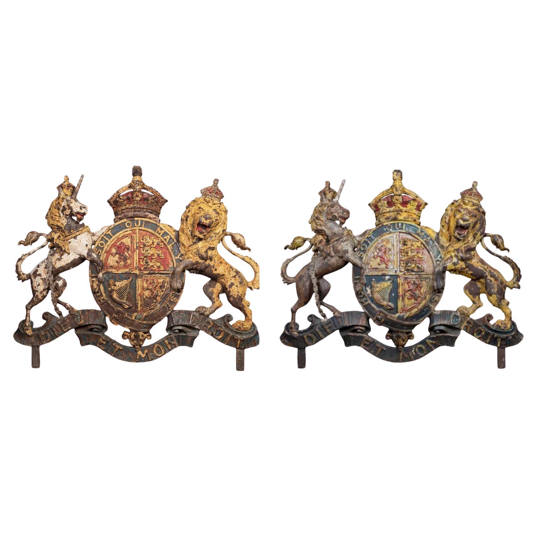 Gran par de escudos reales de hierro fundido, siglo XIX