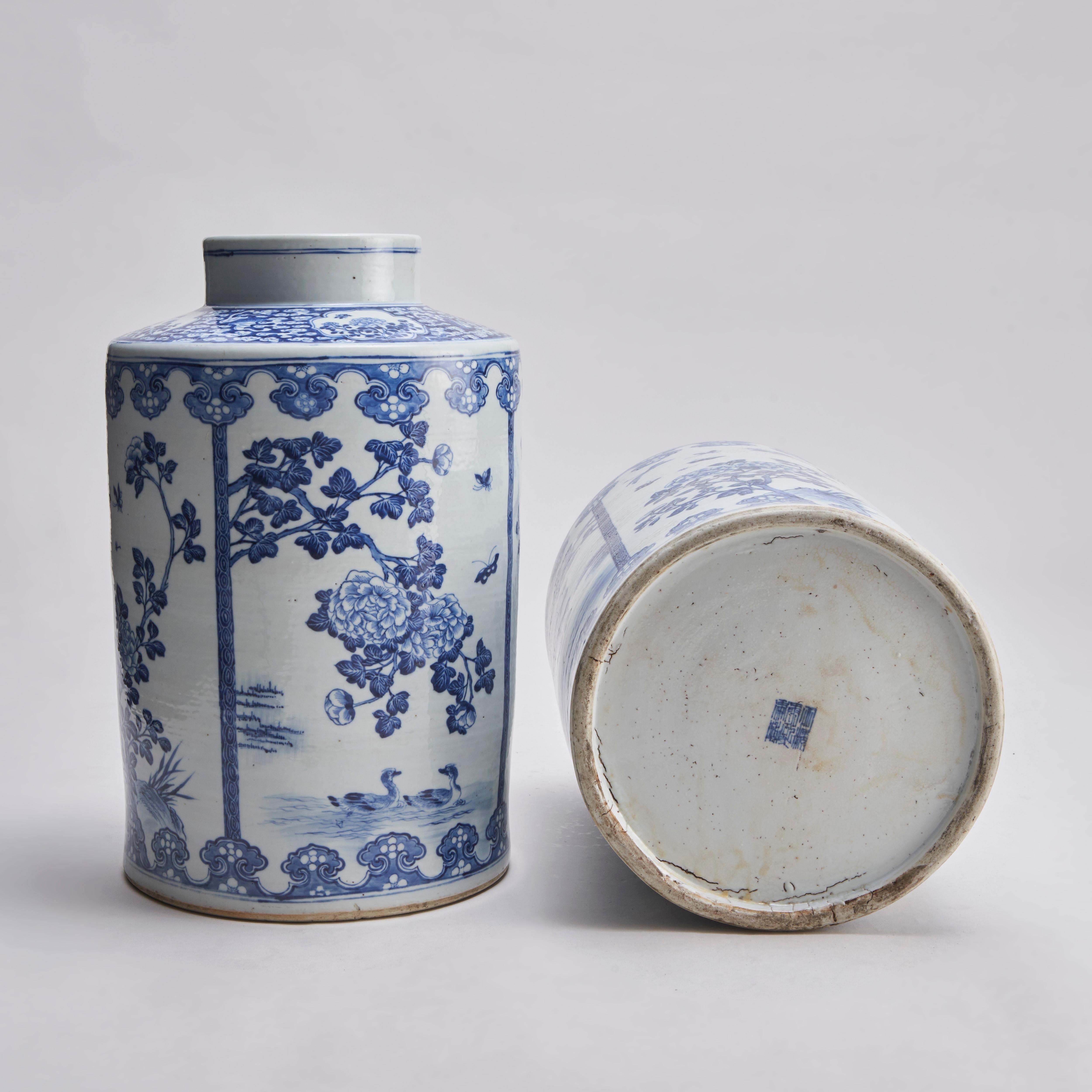 Paire de jarres circulaires chinoises en bleu et blanc du 19e siècle en vente 5