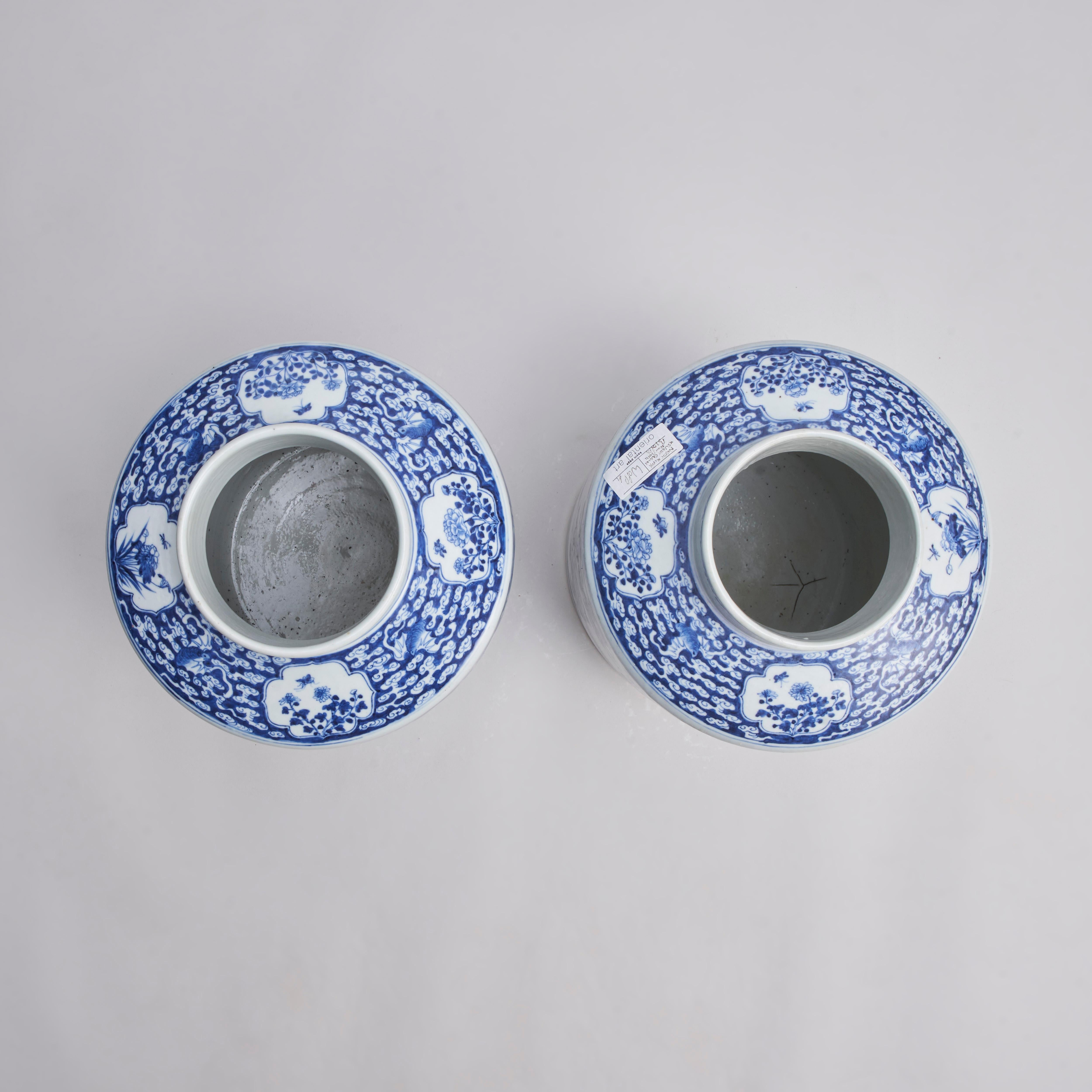 A large pair of Chinese, 19th Century blue and white circular jars In Fair Condition For Sale In London, GB