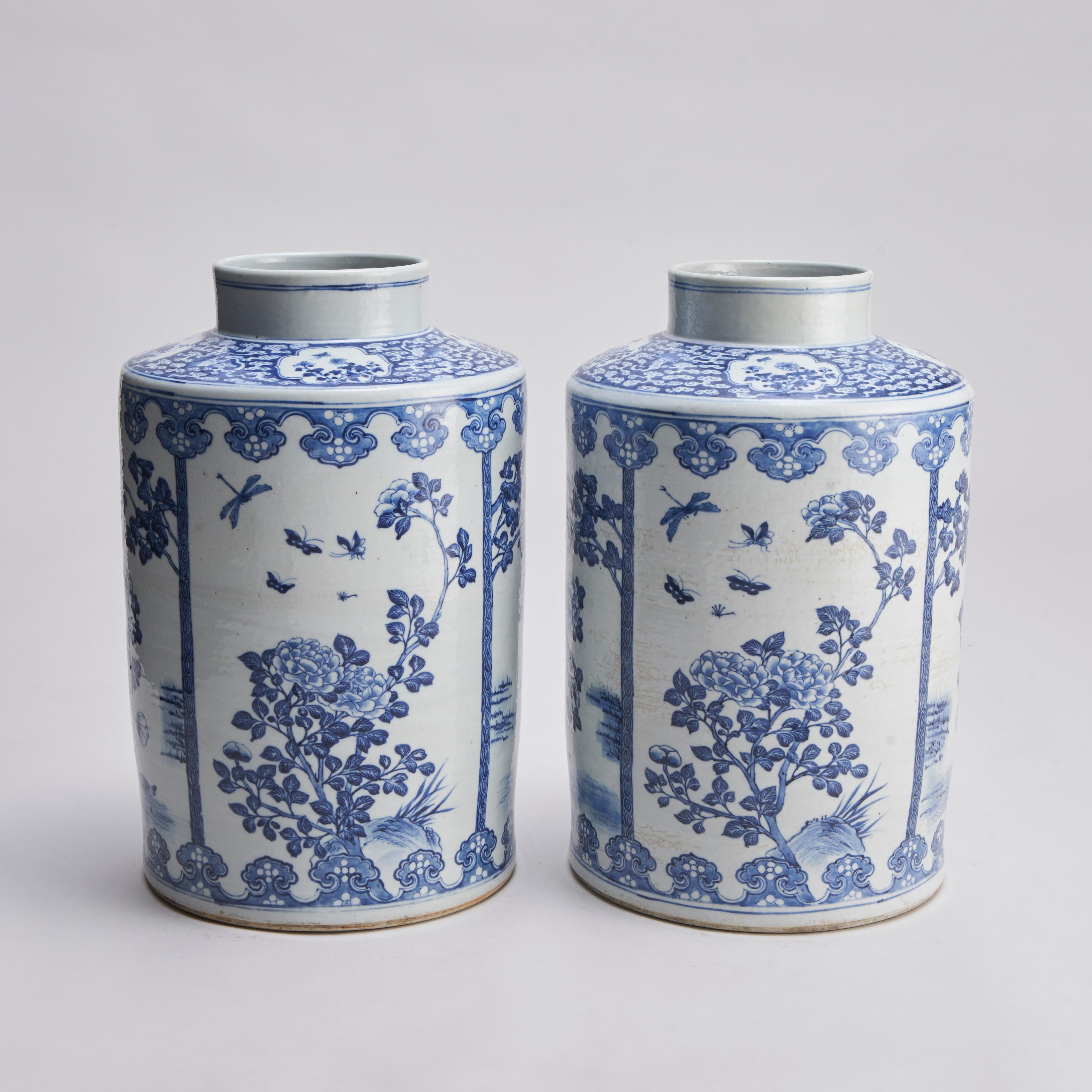 Paire de jarres circulaires chinoises en bleu et blanc du 19e siècle État moyen - En vente à London, GB