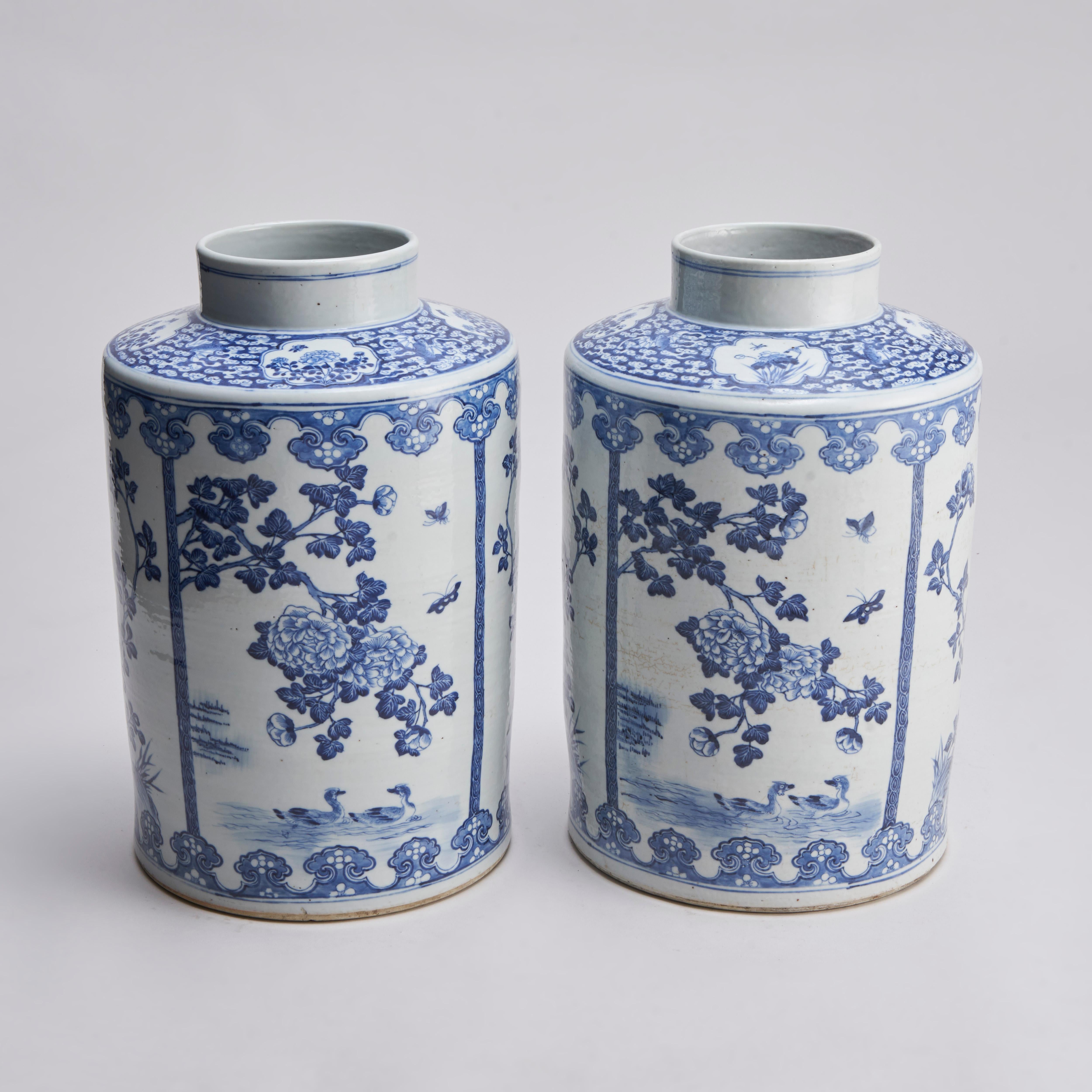 XIXe siècle Paire de jarres circulaires chinoises en bleu et blanc du 19e siècle en vente