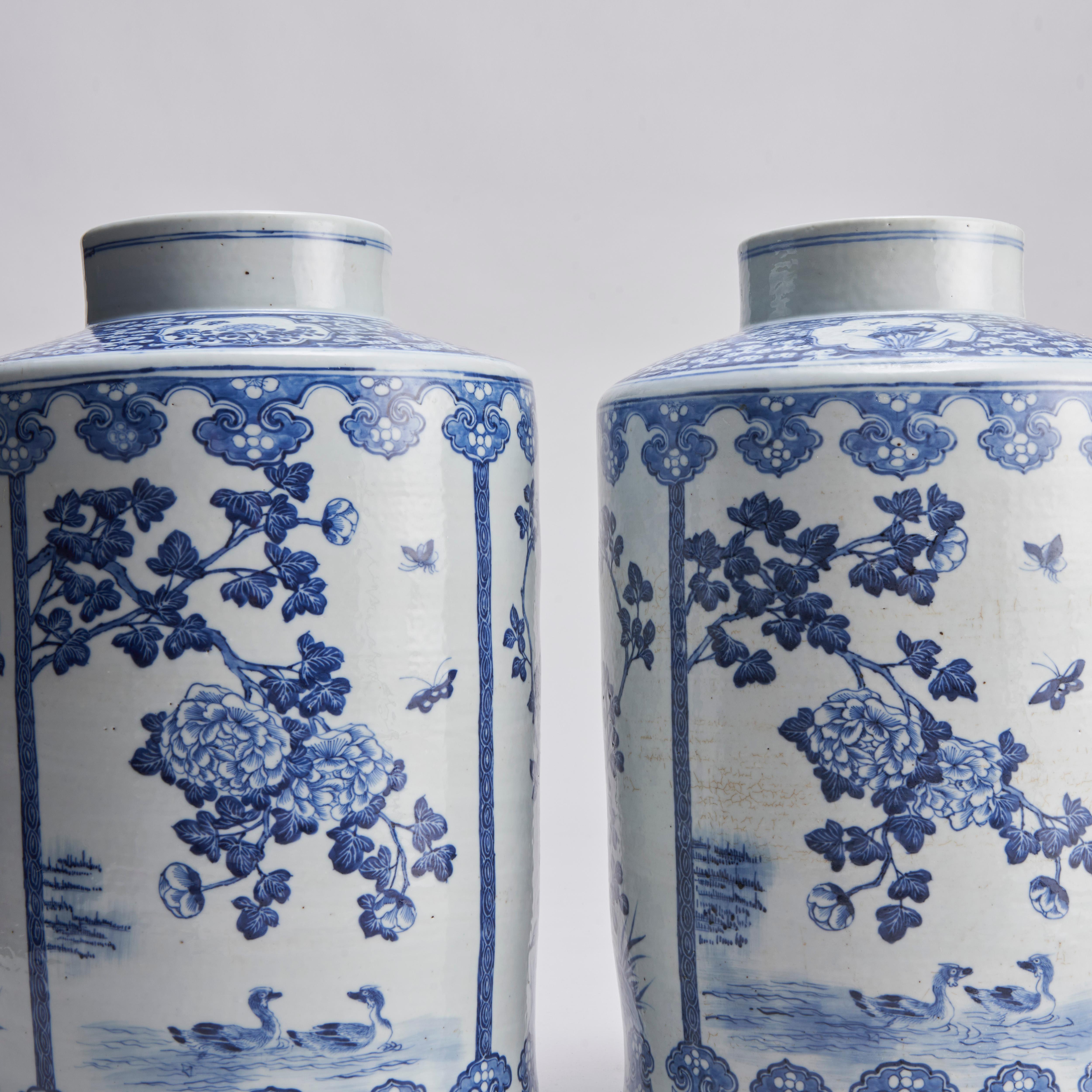 Porcelaine Paire de jarres circulaires chinoises en bleu et blanc du 19e siècle en vente