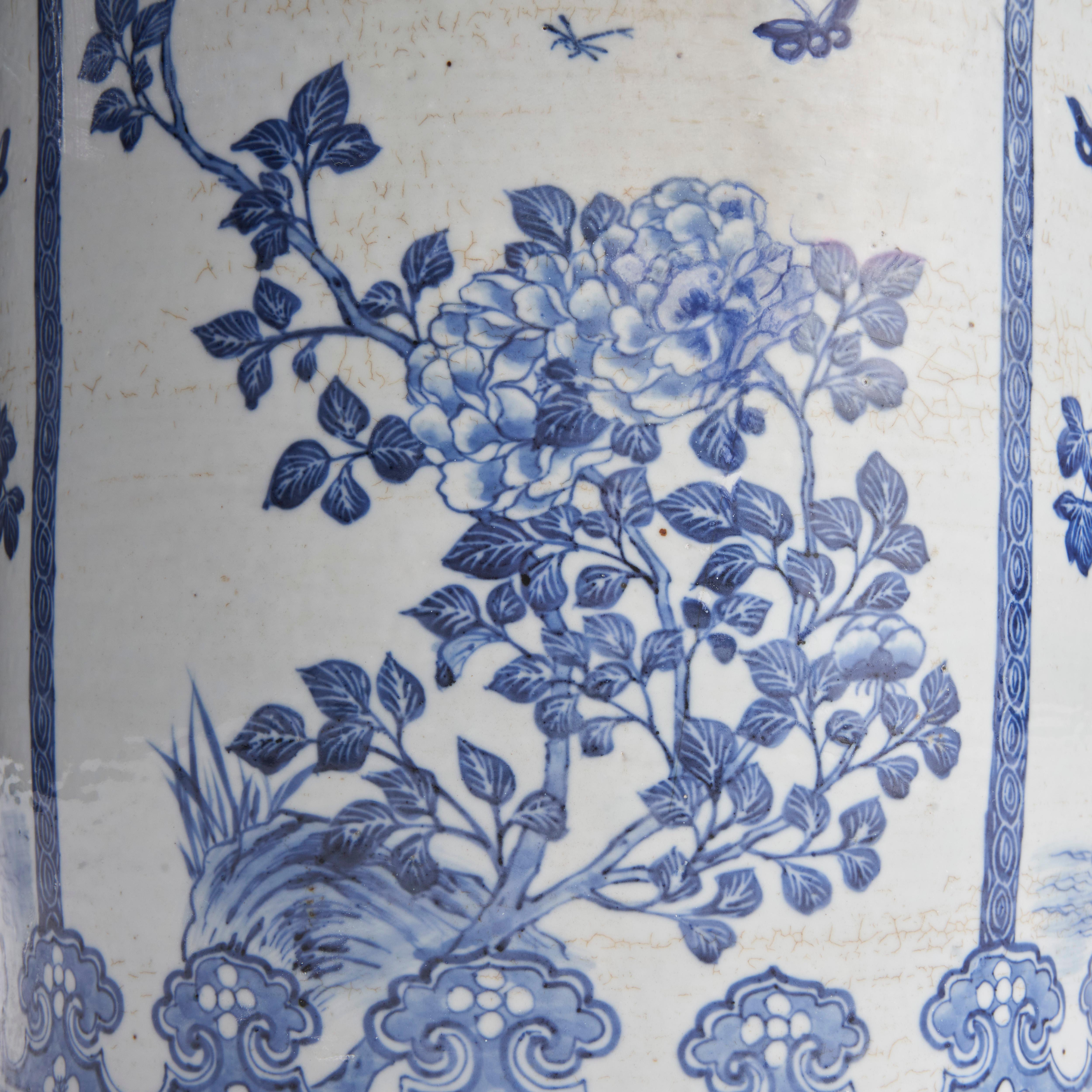 Paire de jarres circulaires chinoises en bleu et blanc du 19e siècle en vente 1
