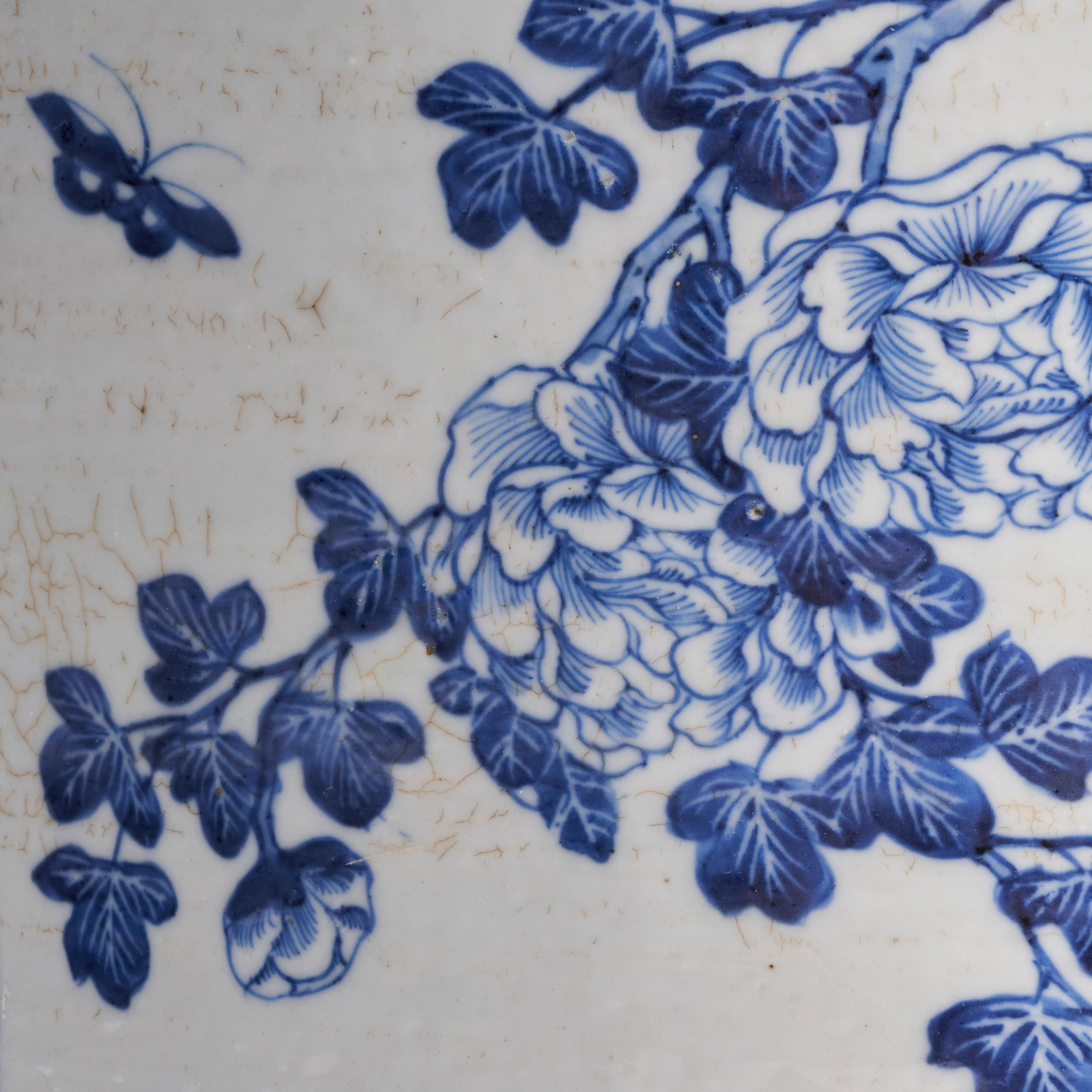 Paire de jarres circulaires chinoises en bleu et blanc du 19e siècle en vente 2