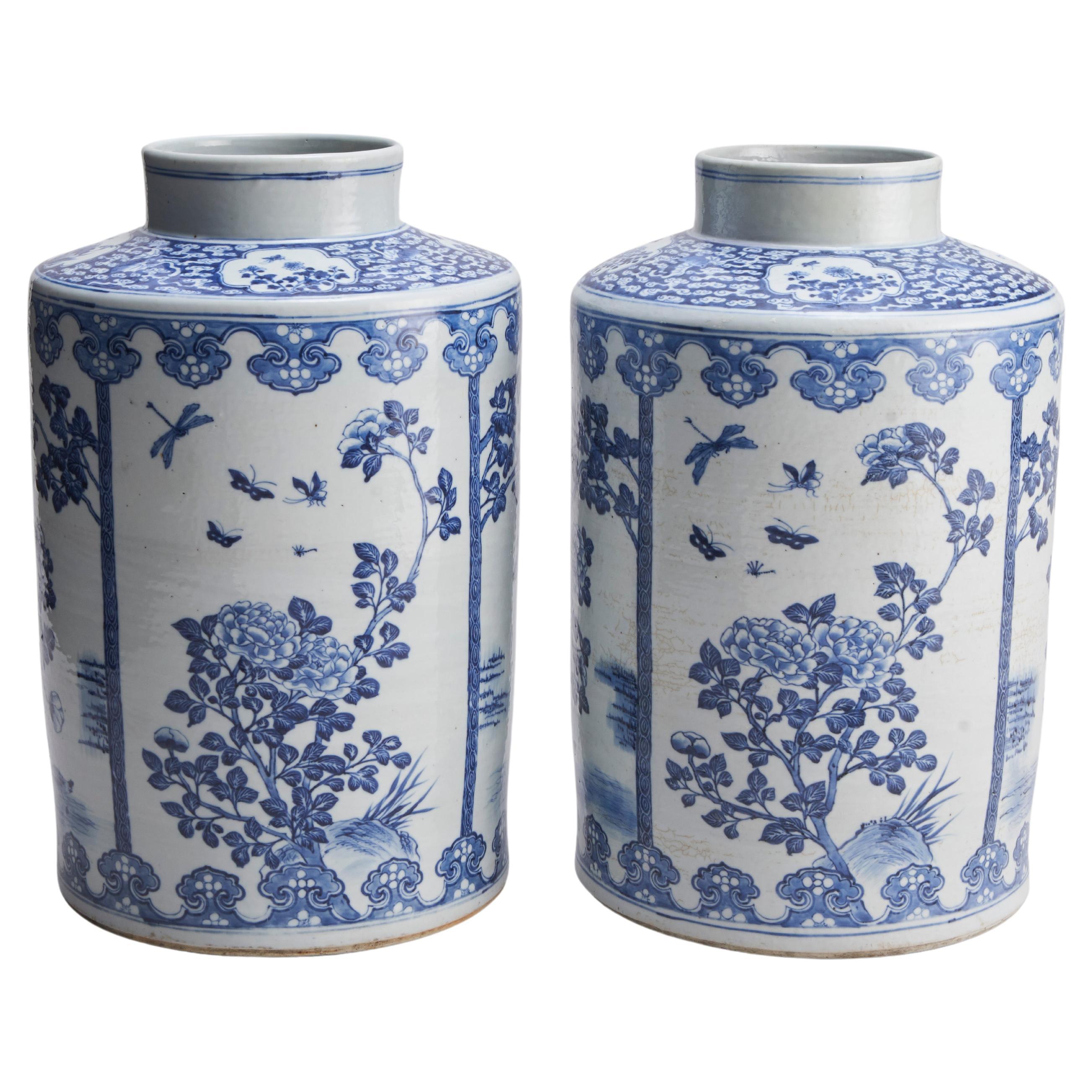 Ein großes Paar chinesischer, blau-weißer und runder blau-weißer Glasgläser aus dem 19. Jahrhundert