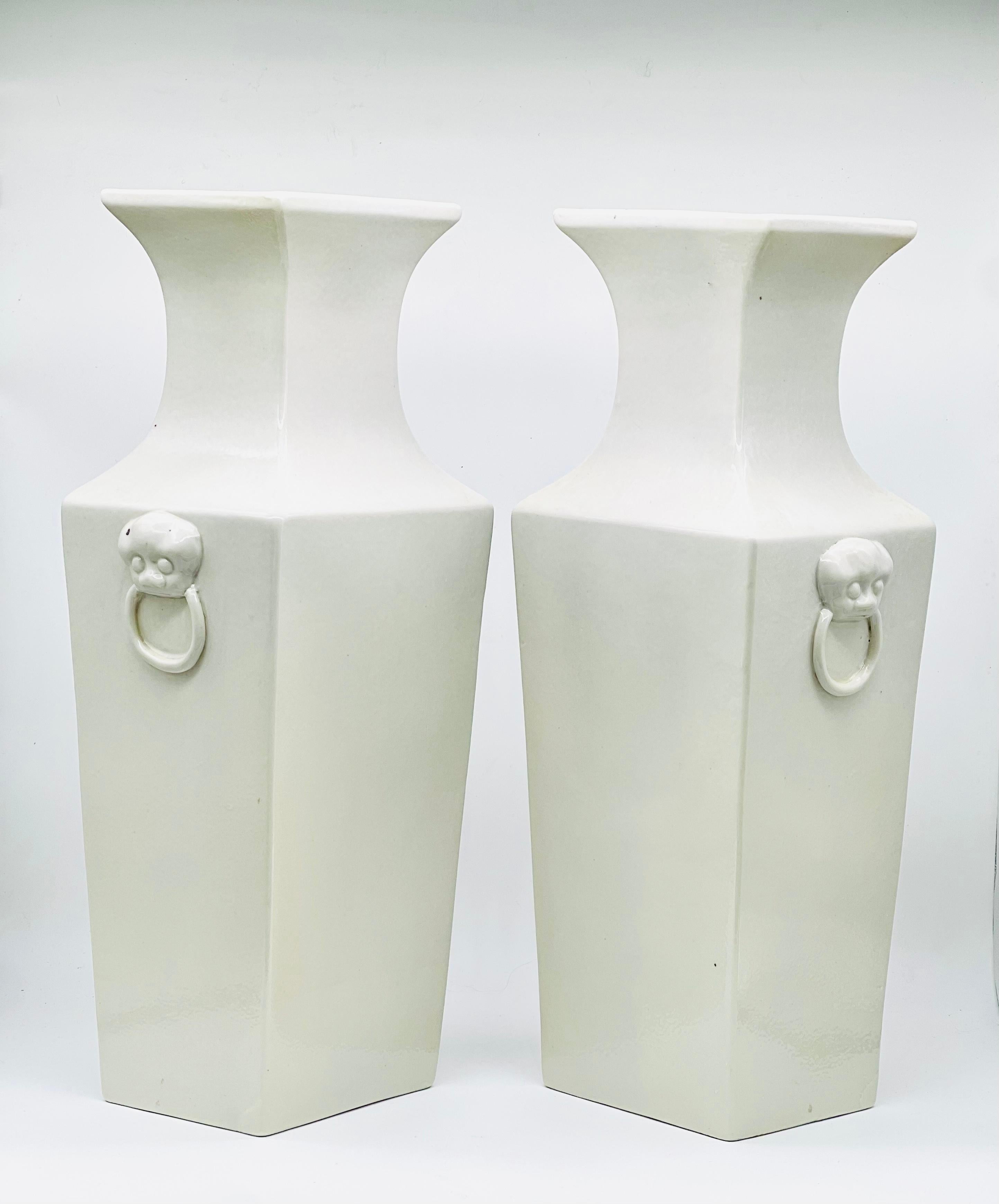 Großes Paar chinesischer Blanc-De-Chines-Vasen, Republikzeitalter, frühes 20. Jahrhundert 2