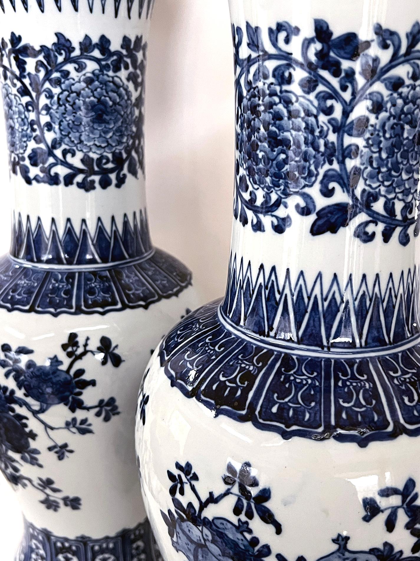 Großes Paar chinesischer blau-weißer Vasen in Balusterform in Balusterform, jetzt als Lampen (Chinesisch) im Angebot