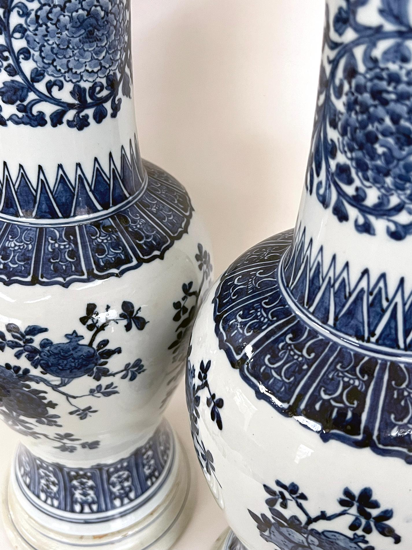 Großes Paar chinesischer blau-weißer Vasen in Balusterform in Balusterform, jetzt als Lampen (Glasiert) im Angebot